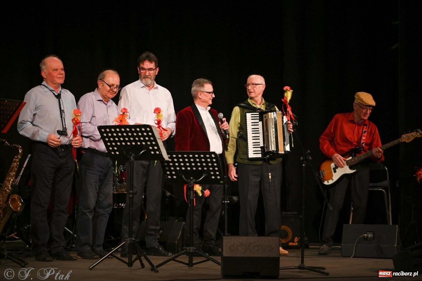 Zdjęcie w galerii na portalu naszraciborz.pl: Powróćmy jak za dawnych lat. Zespół 60 plus wypełnił Strzechę [FOTO i WIDEO] wiadomości z regionu