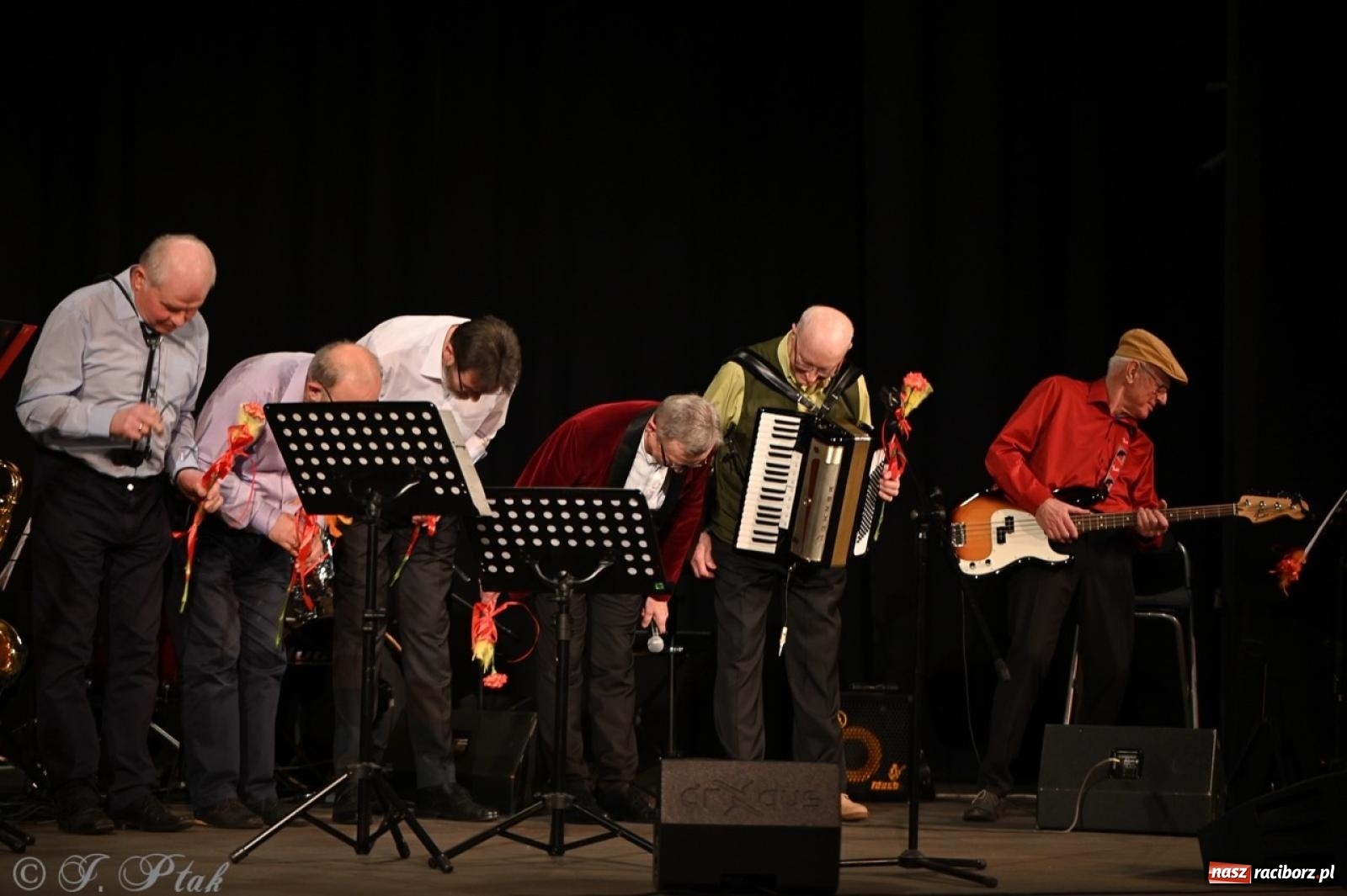 Zdjęcie w galerii na portalu naszraciborz.pl: Powróćmy jak za dawnych lat. Zespół 60 plus wypełnił Strzechę [FOTO i WIDEO] wiadomości z regionu