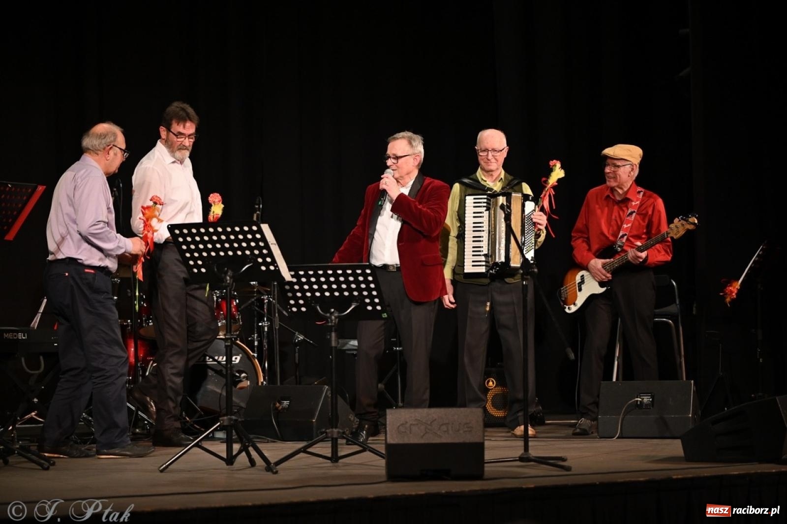 Zdjęcie w galerii na portalu naszraciborz.pl: Powróćmy jak za dawnych lat. Zespół 60 plus wypełnił Strzechę [FOTO i WIDEO] wiadomości z regionu