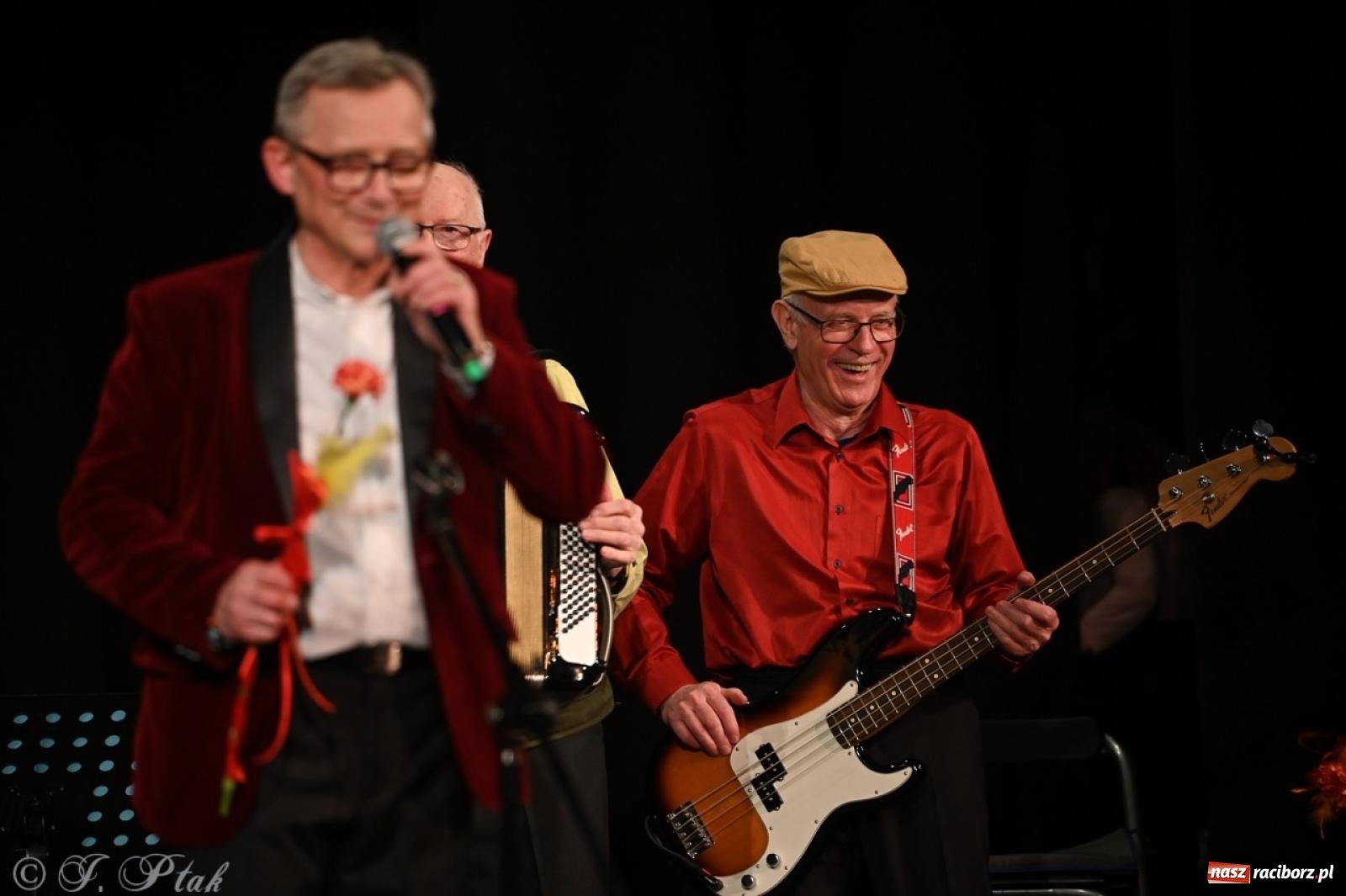 Zdjęcie w galerii na portalu naszraciborz.pl: Powróćmy jak za dawnych lat. Zespół 60 plus wypełnił Strzechę [FOTO i WIDEO] wiadomości z regionu