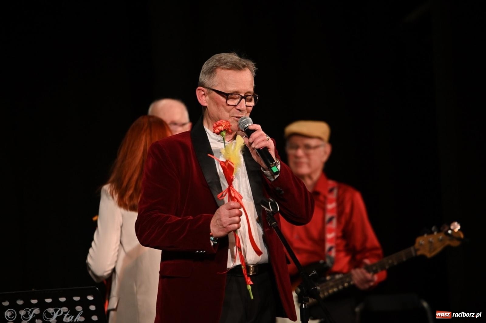 Zdjęcie w galerii na portalu naszraciborz.pl: Powróćmy jak za dawnych lat. Zespół 60 plus wypełnił Strzechę [FOTO i WIDEO] wiadomości z regionu