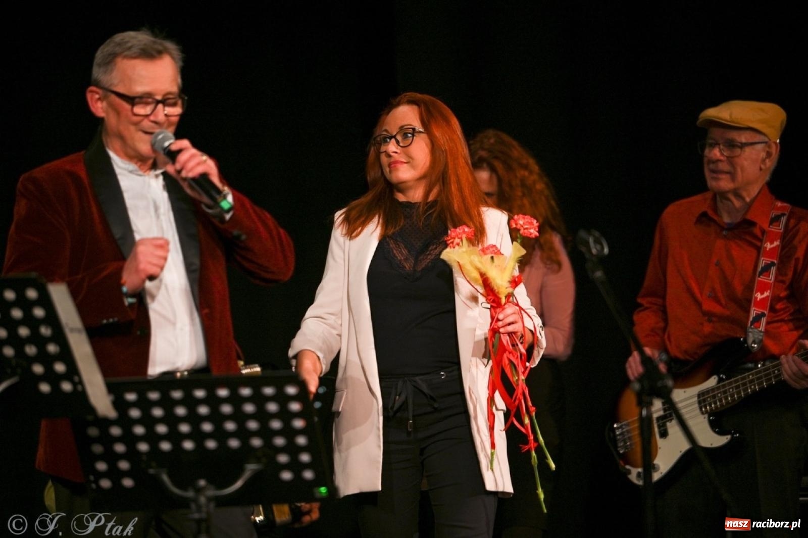 Zdjęcie w galerii na portalu naszraciborz.pl: Powróćmy jak za dawnych lat. Zespół 60 plus wypełnił Strzechę [FOTO i WIDEO] wiadomości z regionu