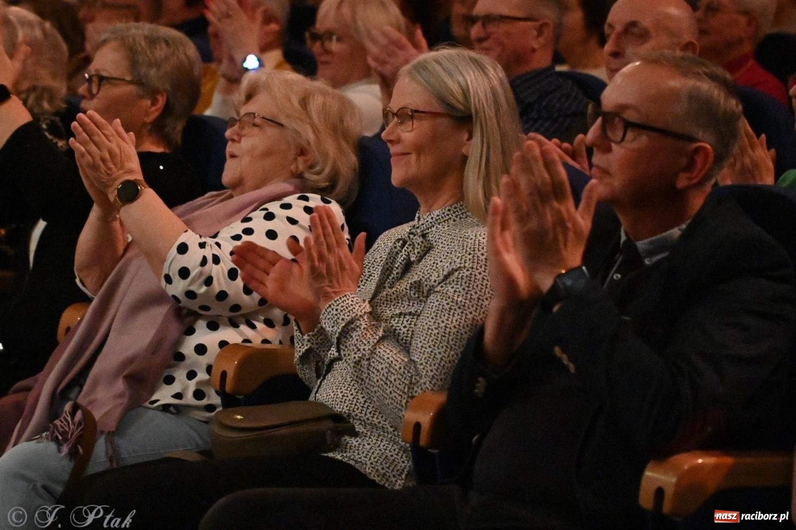 Zdjęcie w galerii na portalu naszraciborz.pl: Powróćmy jak za dawnych lat. Zespół 60 plus wypełnił Strzechę [FOTO i WIDEO] wiadomości z regionu