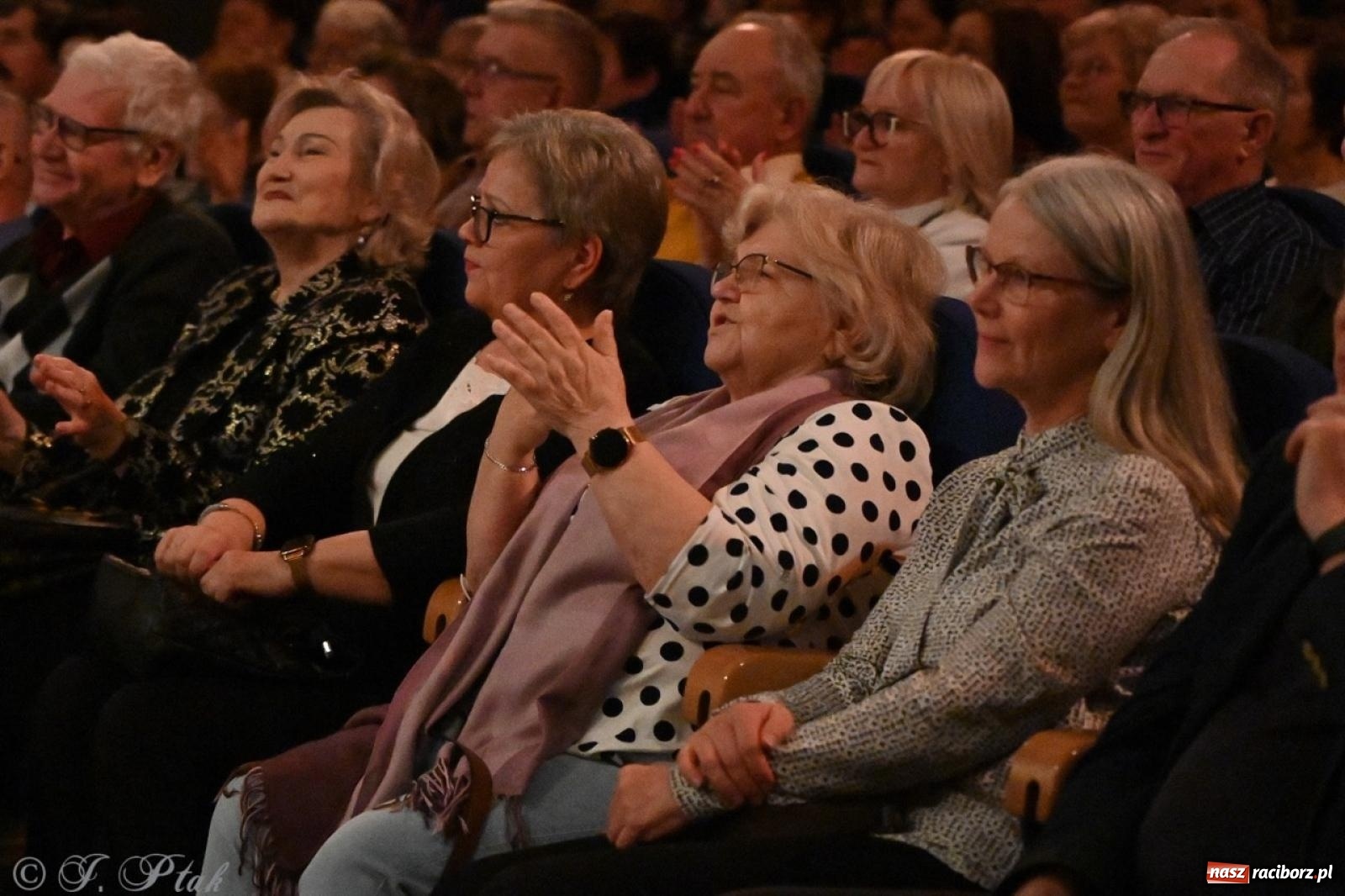 Zdjęcie w galerii na portalu naszraciborz.pl: Powróćmy jak za dawnych lat. Zespół 60 plus wypełnił Strzechę [FOTO i WIDEO] wiadomości z regionu