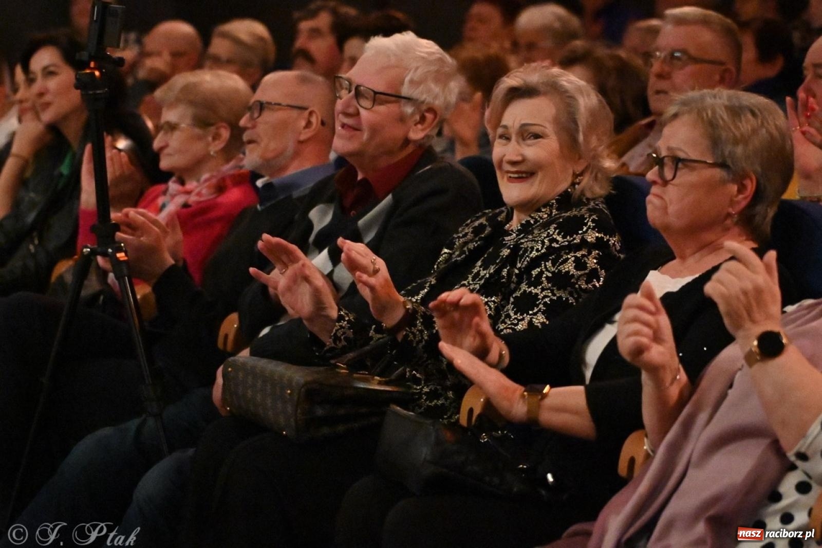 Zdjęcie w galerii na portalu naszraciborz.pl: Powróćmy jak za dawnych lat. Zespół 60 plus wypełnił Strzechę [FOTO i WIDEO] wiadomości z regionu