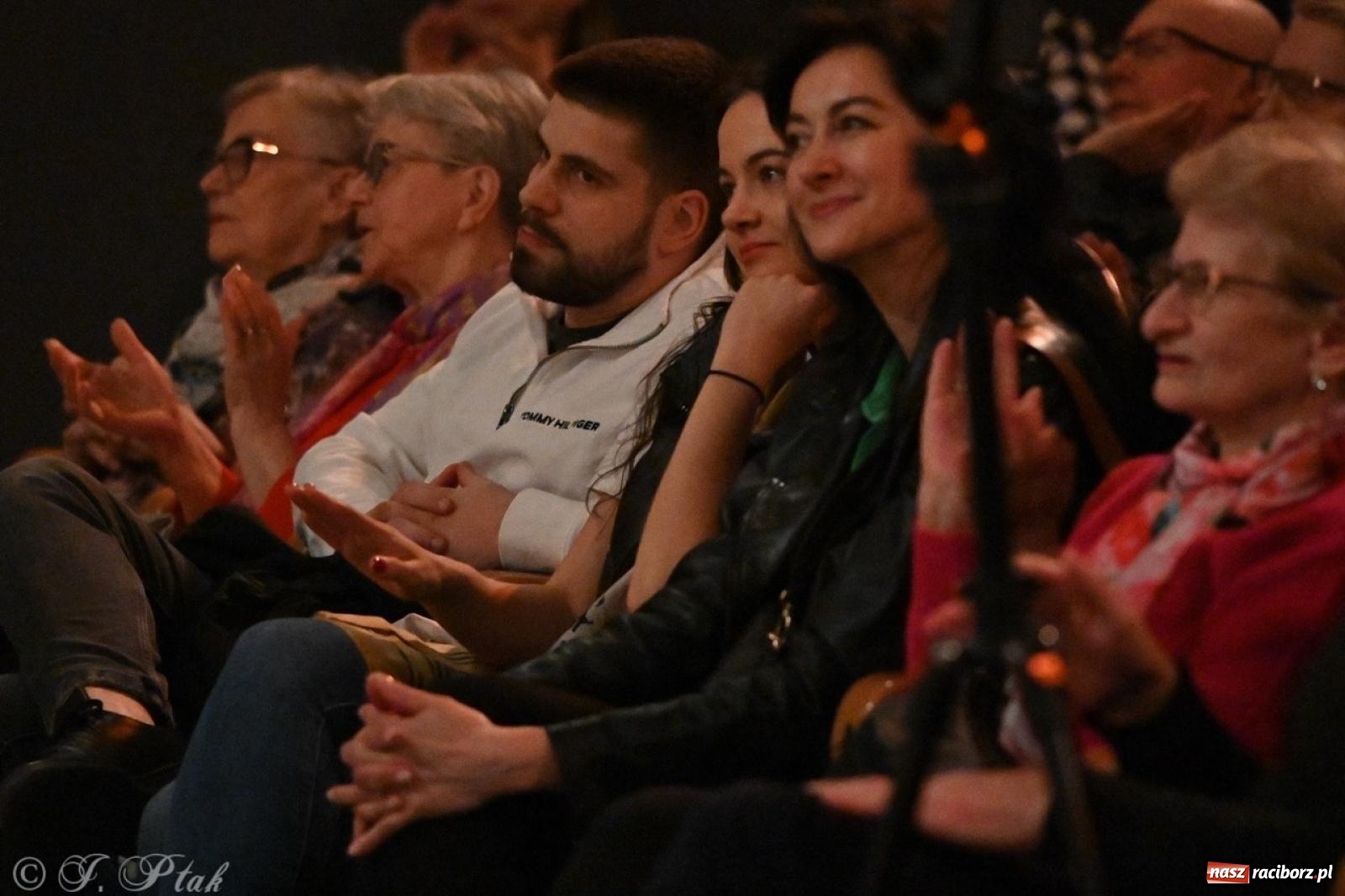 Zdjęcie w galerii na portalu naszraciborz.pl: Powróćmy jak za dawnych lat. Zespół 60 plus wypełnił Strzechę [FOTO i WIDEO] wiadomości z regionu