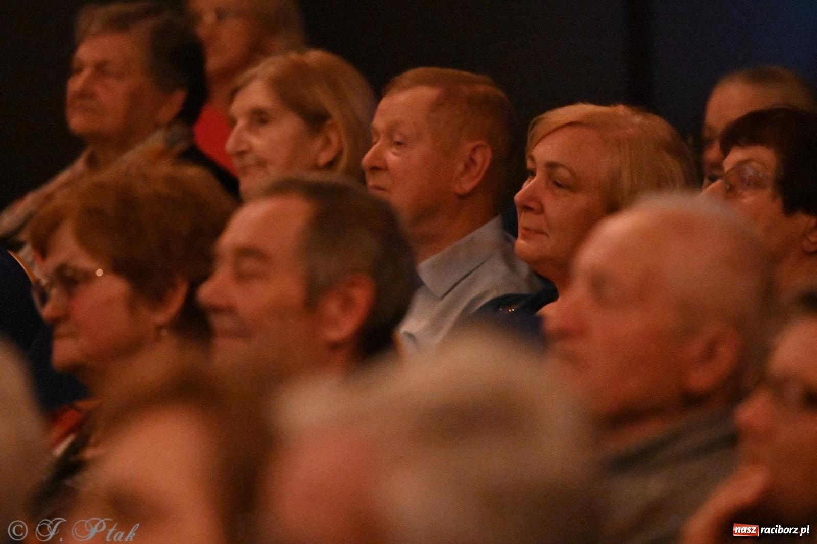 Zdjęcie w galerii na portalu naszraciborz.pl: Powróćmy jak za dawnych lat. Zespół 60 plus wypełnił Strzechę [FOTO i WIDEO] wiadomości z regionu