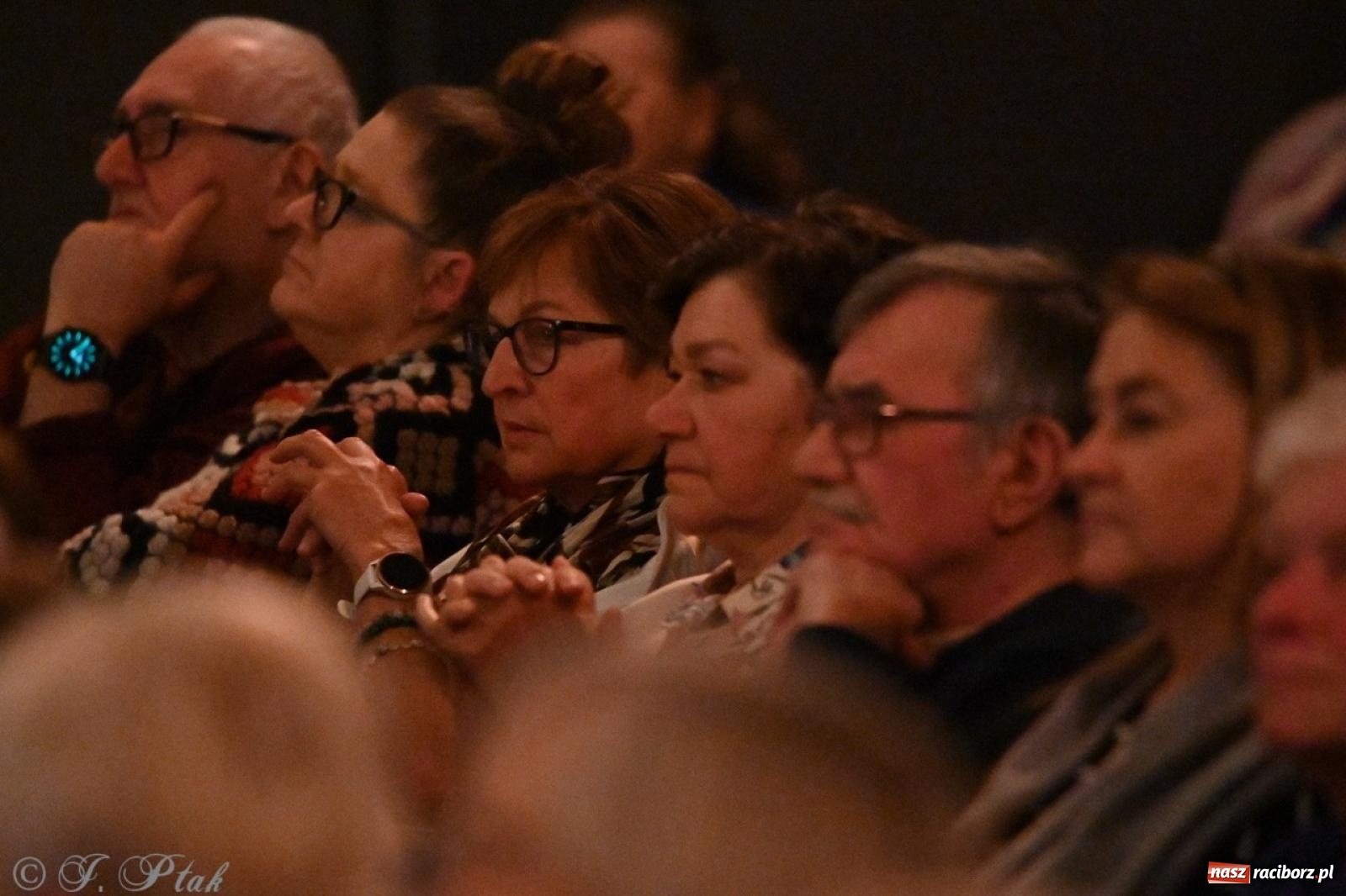 Zdjęcie w galerii na portalu naszraciborz.pl: Powróćmy jak za dawnych lat. Zespół 60 plus wypełnił Strzechę [FOTO i WIDEO] wiadomości z regionu