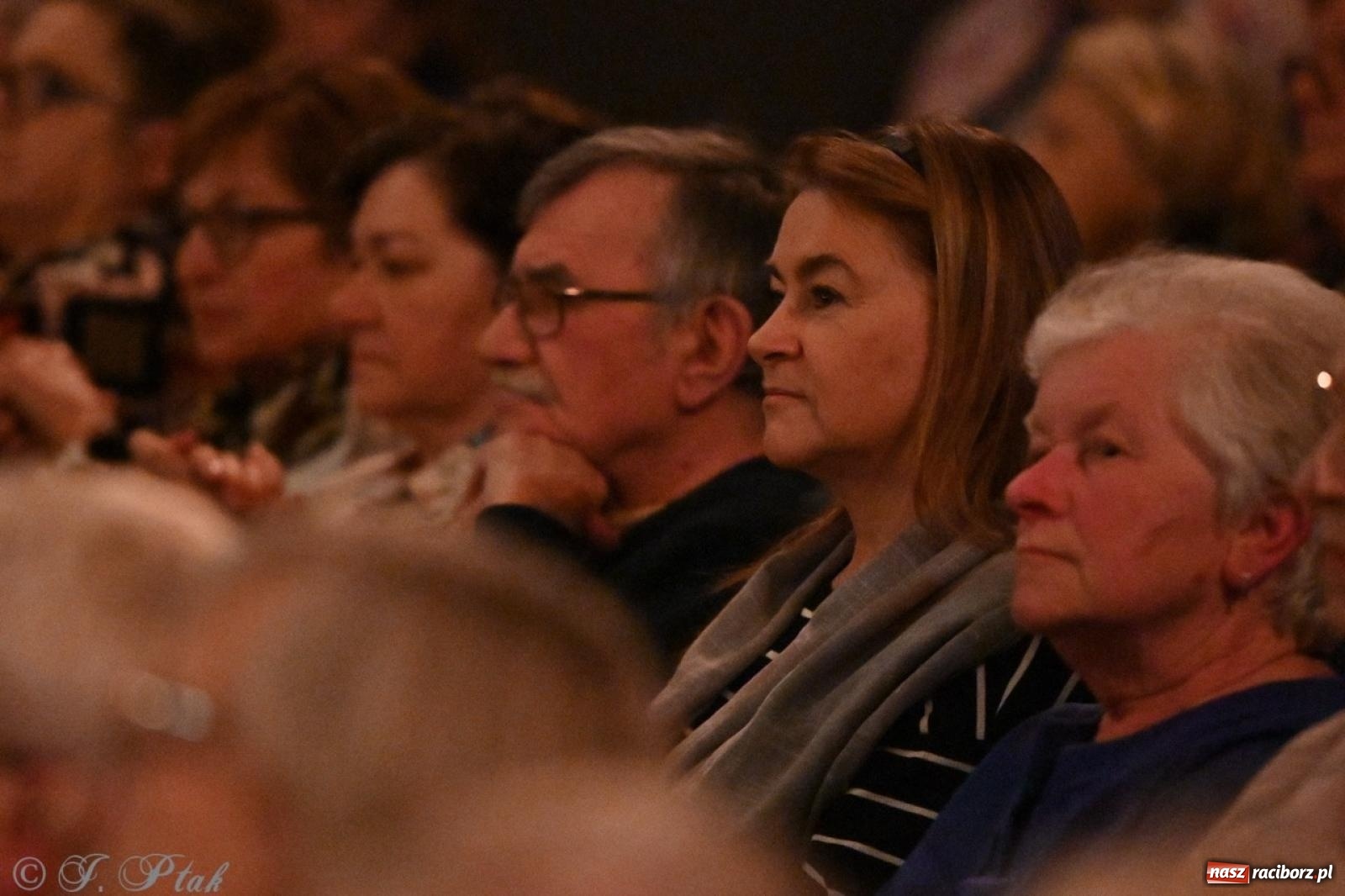 Zdjęcie w galerii na portalu naszraciborz.pl: Powróćmy jak za dawnych lat. Zespół 60 plus wypełnił Strzechę [FOTO i WIDEO] wiadomości z regionu