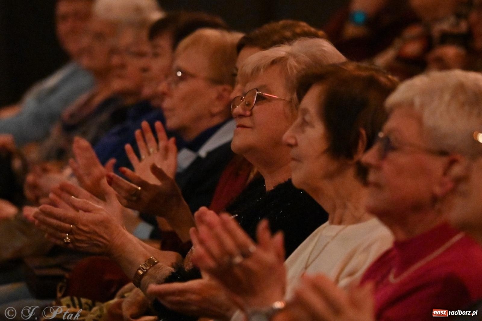 Zdjęcie w galerii na portalu naszraciborz.pl: Powróćmy jak za dawnych lat. Zespół 60 plus wypełnił Strzechę [FOTO i WIDEO] wiadomości z regionu