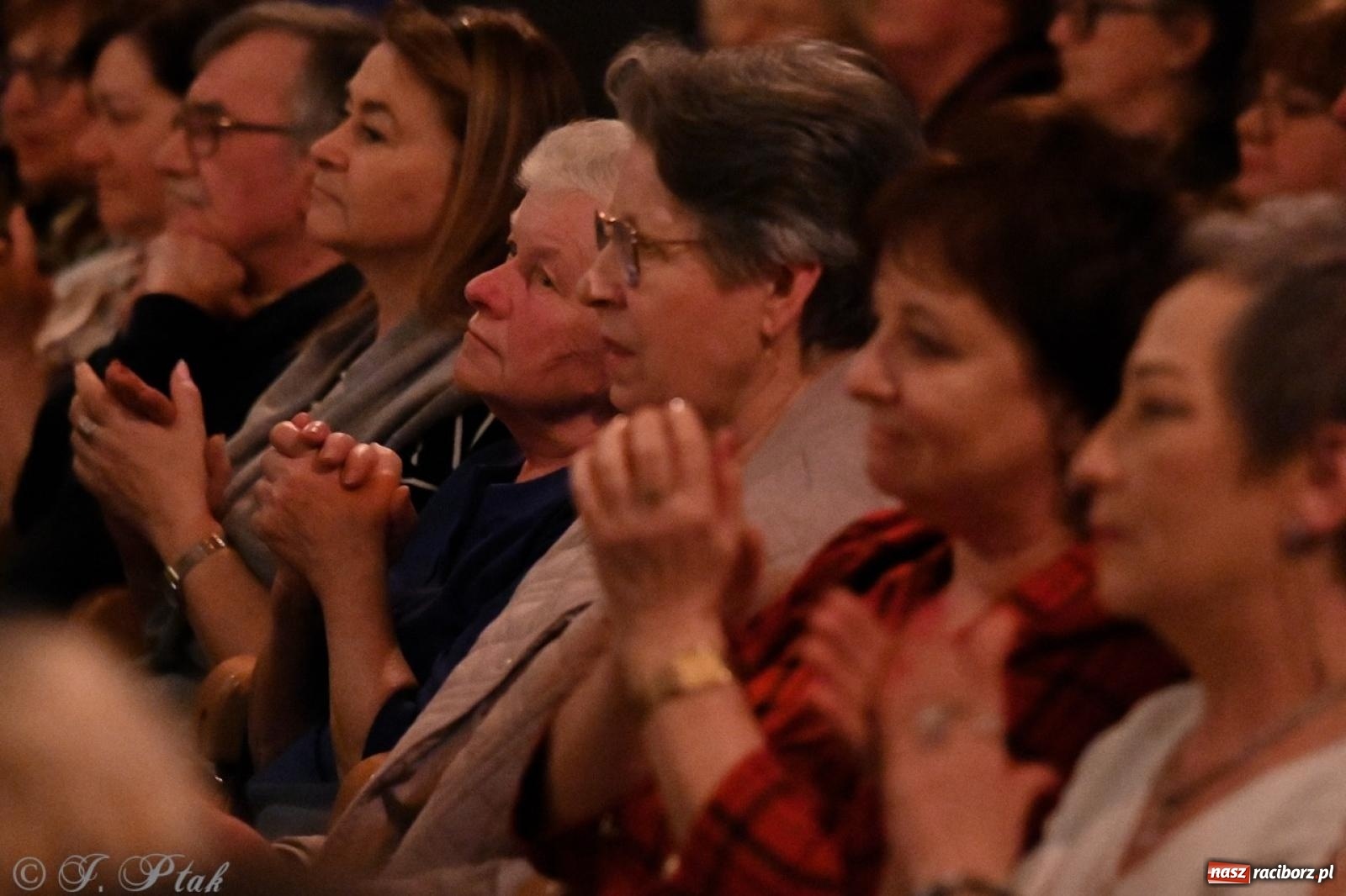 Zdjęcie w galerii na portalu naszraciborz.pl: Powróćmy jak za dawnych lat. Zespół 60 plus wypełnił Strzechę [FOTO i WIDEO] wiadomości z regionu