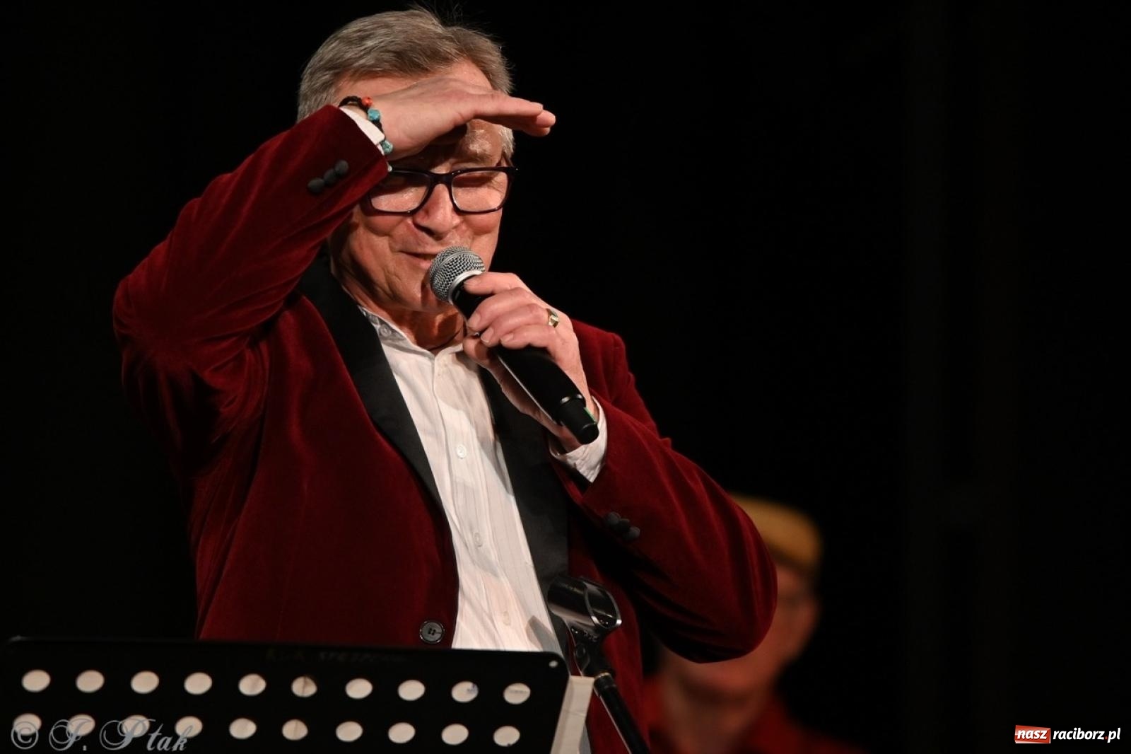 Zdjęcie w galerii na portalu naszraciborz.pl: Powróćmy jak za dawnych lat. Zespół 60 plus wypełnił Strzechę [FOTO i WIDEO] wiadomości z regionu