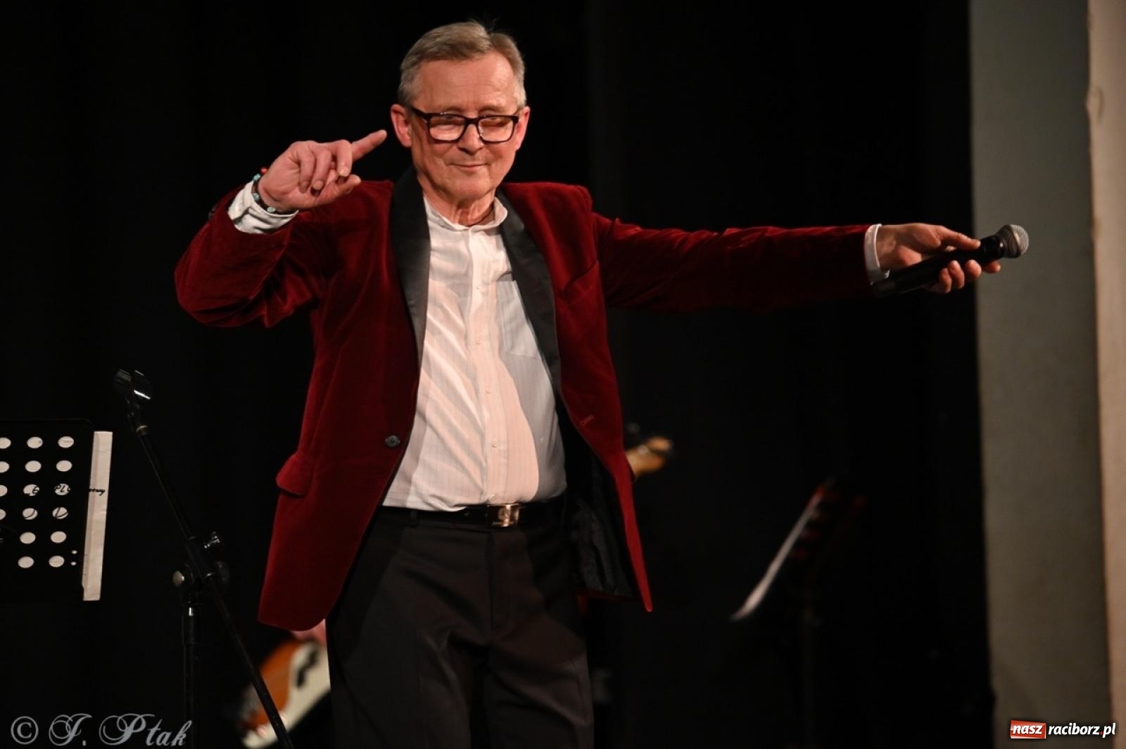 Zdjęcie w galerii na portalu naszraciborz.pl: Powróćmy jak za dawnych lat. Zespół 60 plus wypełnił Strzechę [FOTO i WIDEO] wiadomości z regionu