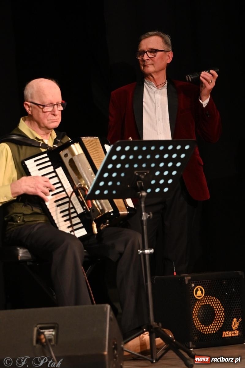 Zdjęcie w galerii na portalu naszraciborz.pl: Powróćmy jak za dawnych lat. Zespół 60 plus wypełnił Strzechę [FOTO i WIDEO] wiadomości z regionu