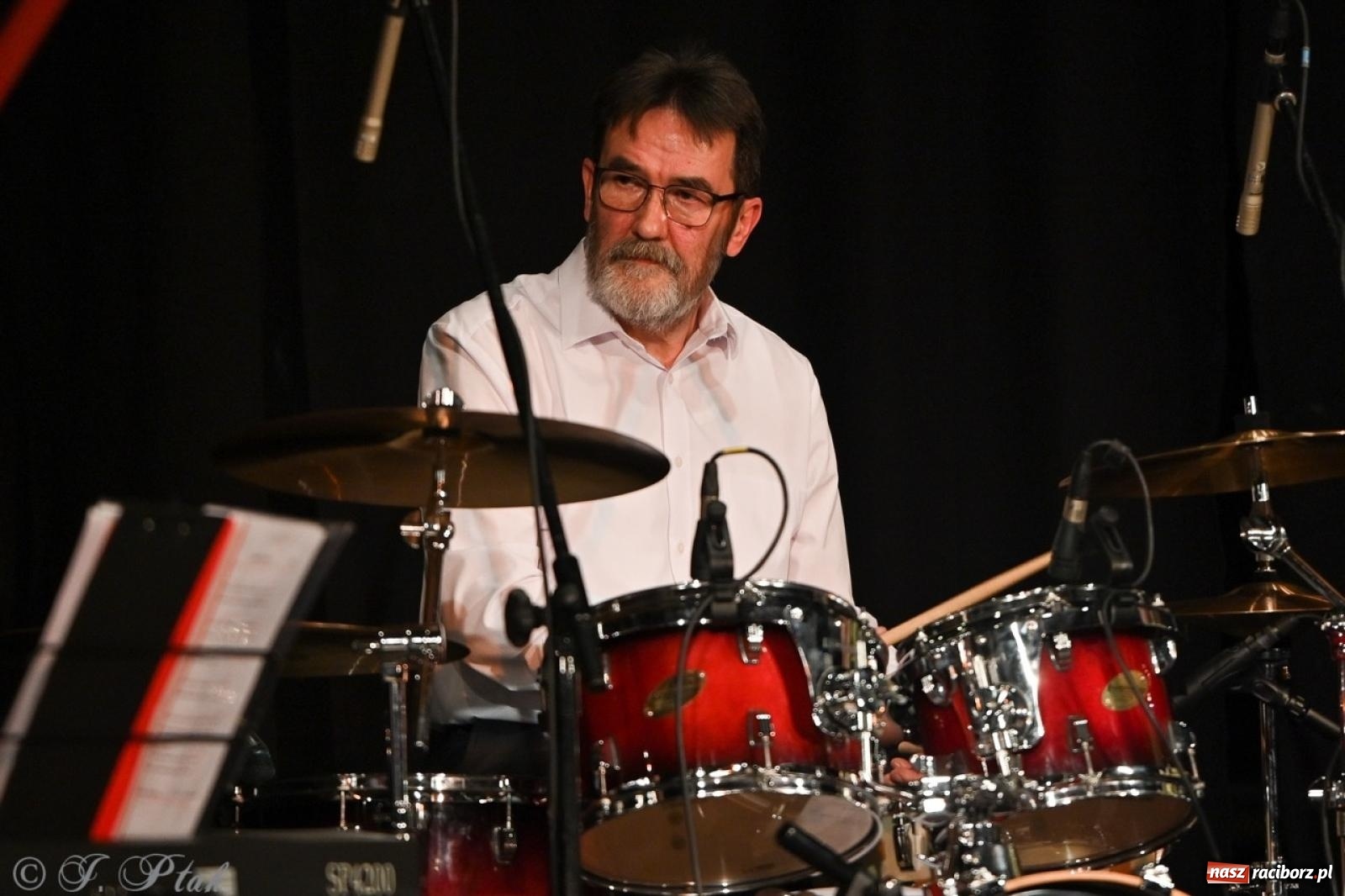 Zdjęcie w galerii na portalu naszraciborz.pl: Powróćmy jak za dawnych lat. Zespół 60 plus wypełnił Strzechę [FOTO i WIDEO] wiadomości z regionu