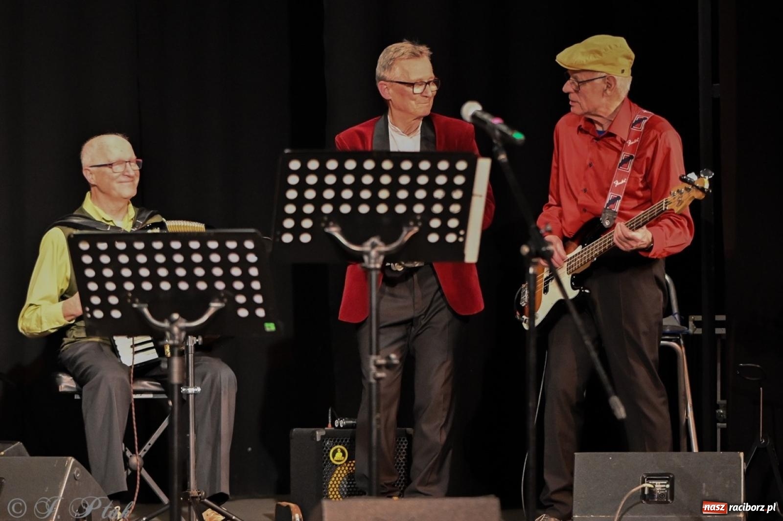 Zdjęcie w galerii na portalu naszraciborz.pl: Powróćmy jak za dawnych lat. Zespół 60 plus wypełnił Strzechę [FOTO i WIDEO] wiadomości z regionu