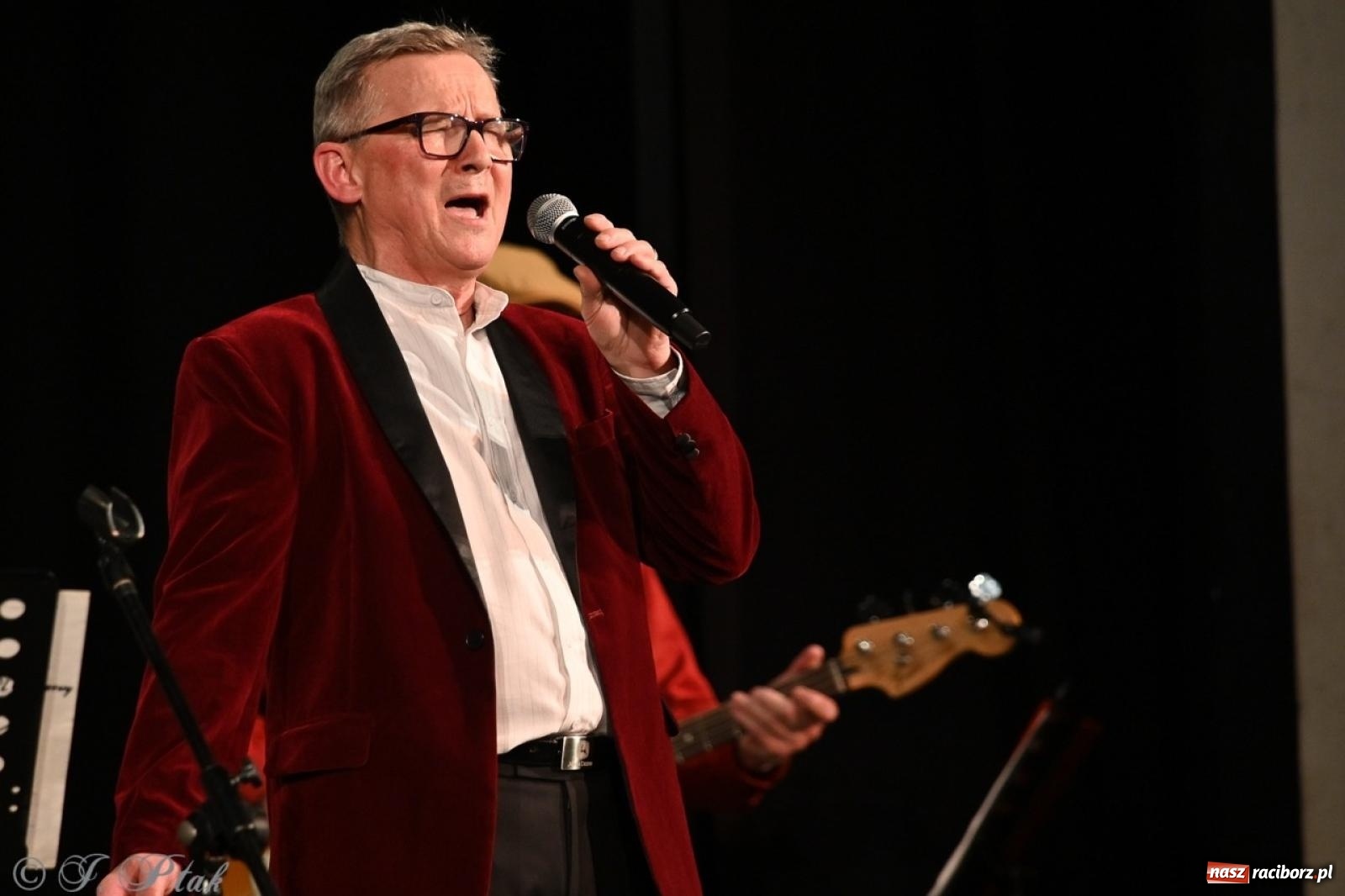 Zdjęcie w galerii na portalu naszraciborz.pl: Powróćmy jak za dawnych lat. Zespół 60 plus wypełnił Strzechę [FOTO i WIDEO] wiadomości z regionu