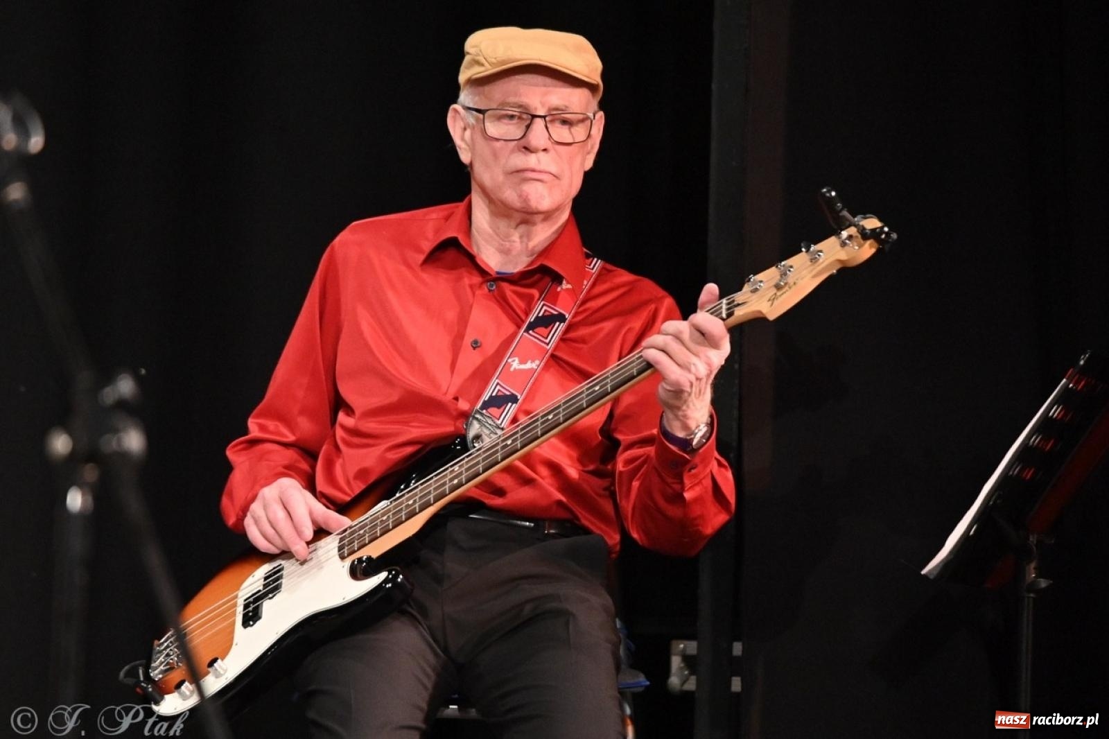 Zdjęcie w galerii na portalu naszraciborz.pl: Powróćmy jak za dawnych lat. Zespół 60 plus wypełnił Strzechę [FOTO i WIDEO] wiadomości z regionu