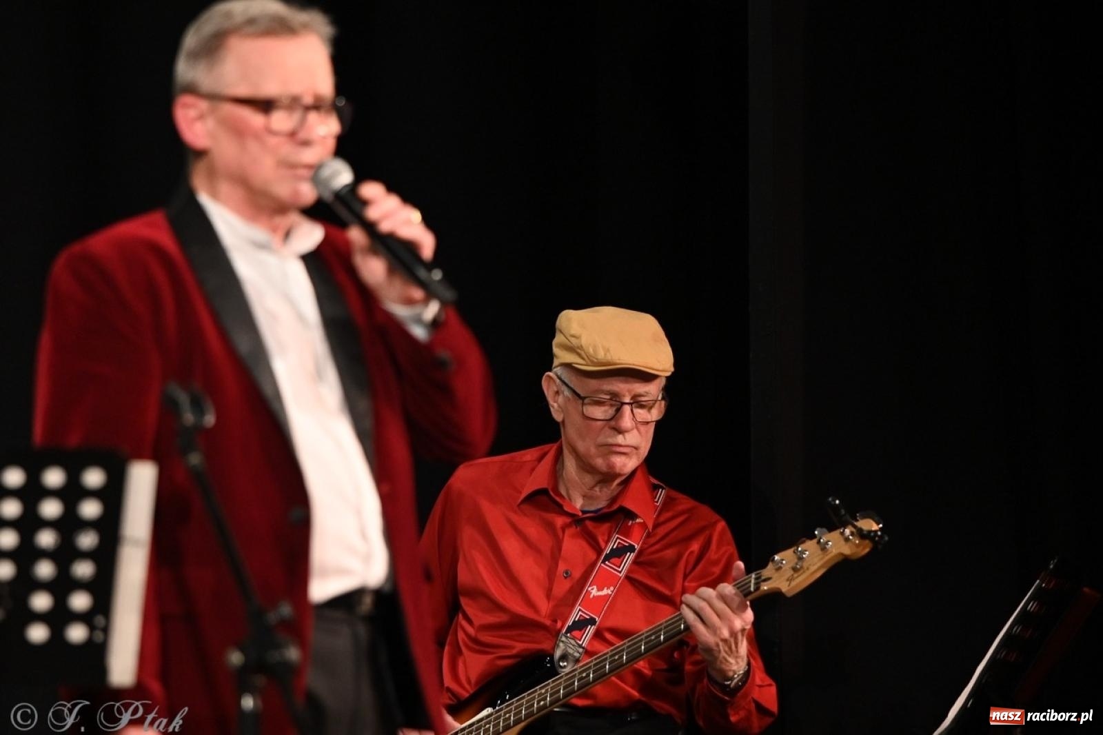 Zdjęcie w galerii na portalu naszraciborz.pl: Powróćmy jak za dawnych lat. Zespół 60 plus wypełnił Strzechę [FOTO i WIDEO] wiadomości z regionu