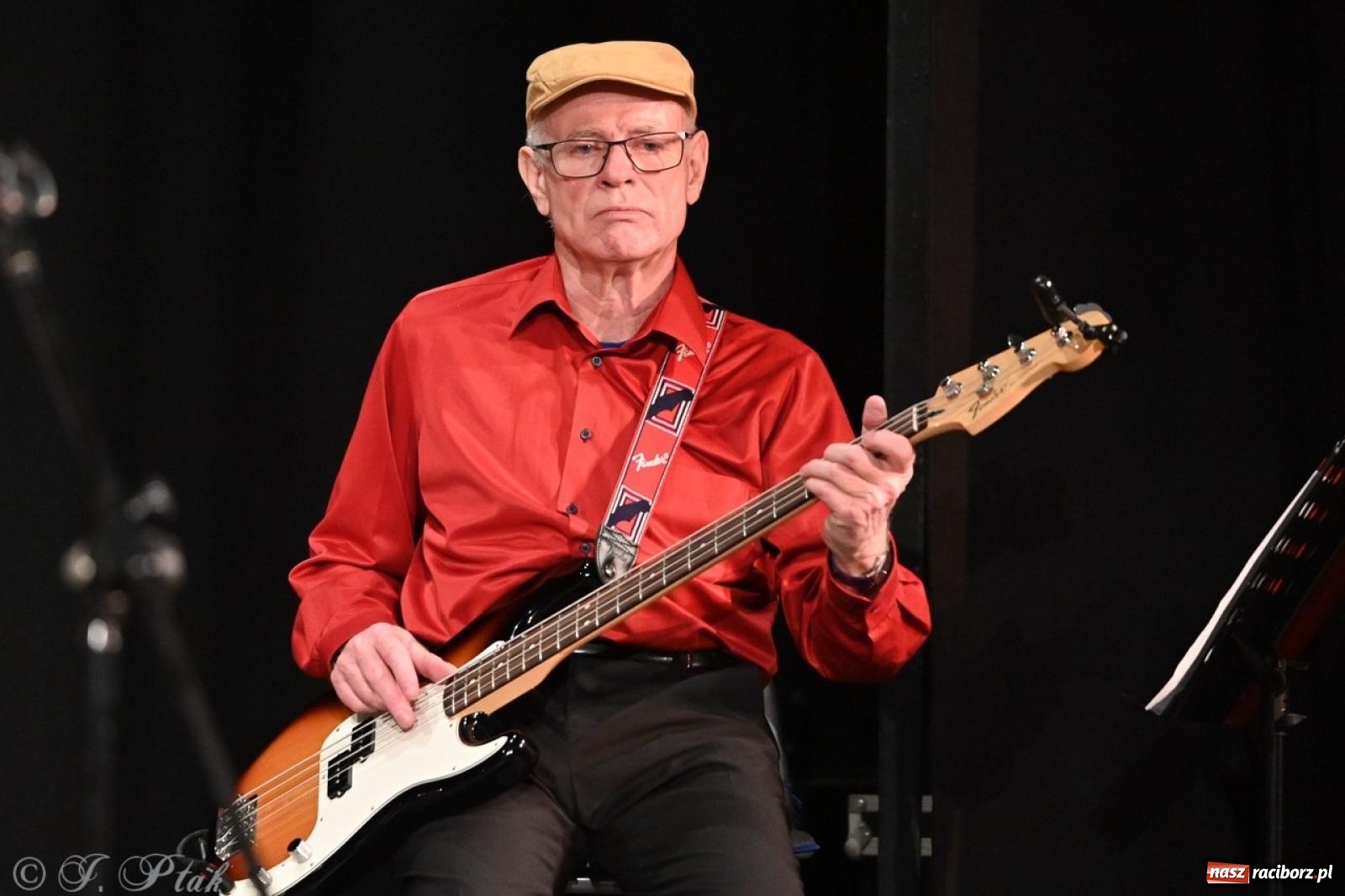 Zdjęcie w galerii na portalu naszraciborz.pl: Powróćmy jak za dawnych lat. Zespół 60 plus wypełnił Strzechę [FOTO i WIDEO] wiadomości z regionu