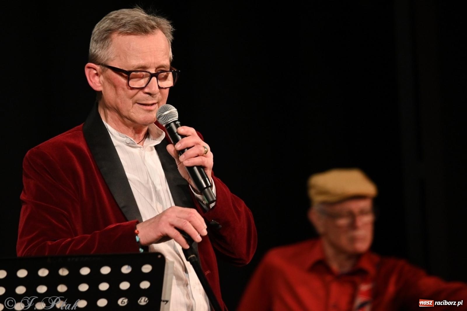 Zdjęcie w galerii na portalu naszraciborz.pl: Powróćmy jak za dawnych lat. Zespół 60 plus wypełnił Strzechę [FOTO i WIDEO] wiadomości z regionu