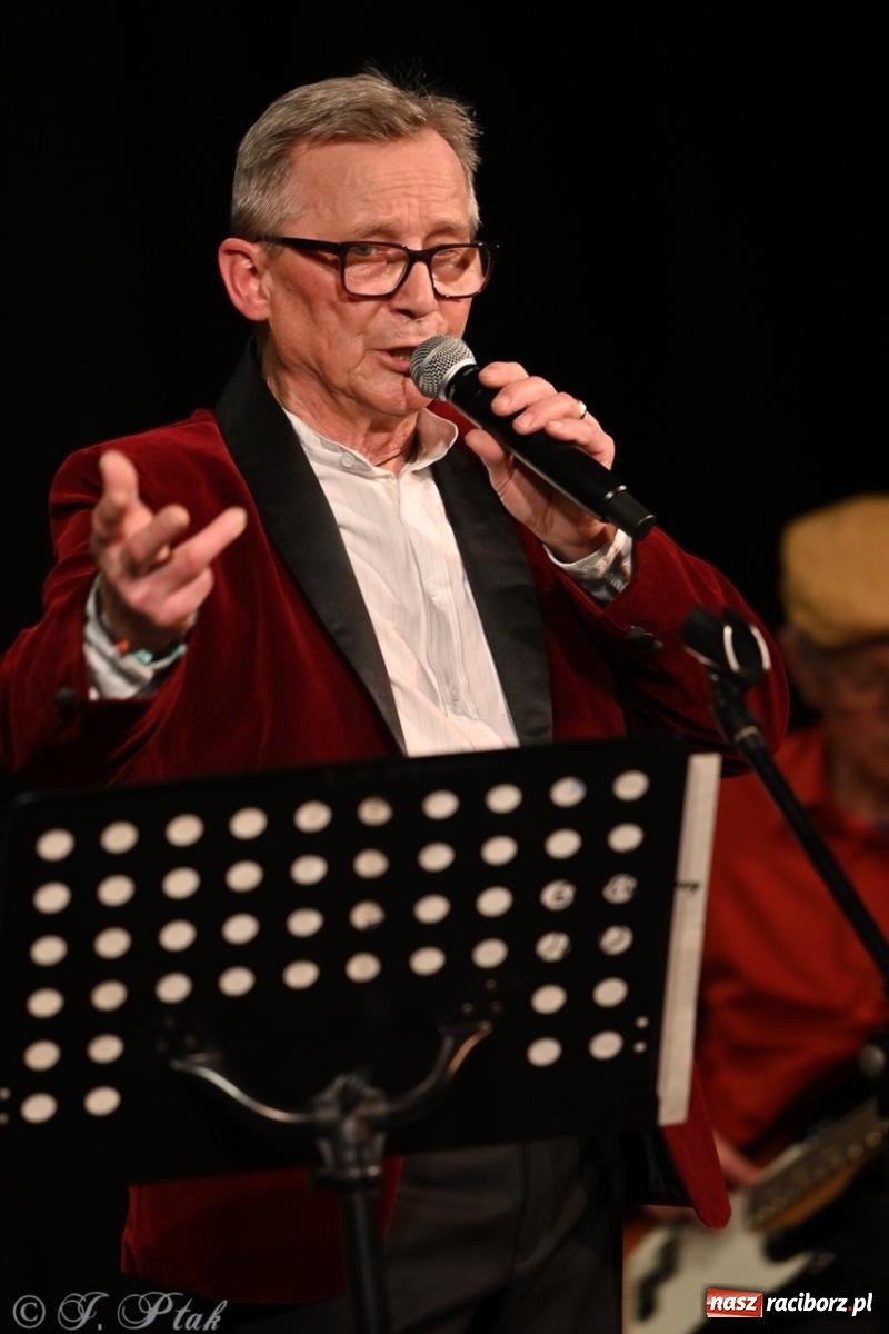 Zdjęcie w galerii na portalu naszraciborz.pl: Powróćmy jak za dawnych lat. Zespół 60 plus wypełnił Strzechę [FOTO i WIDEO] wiadomości z regionu