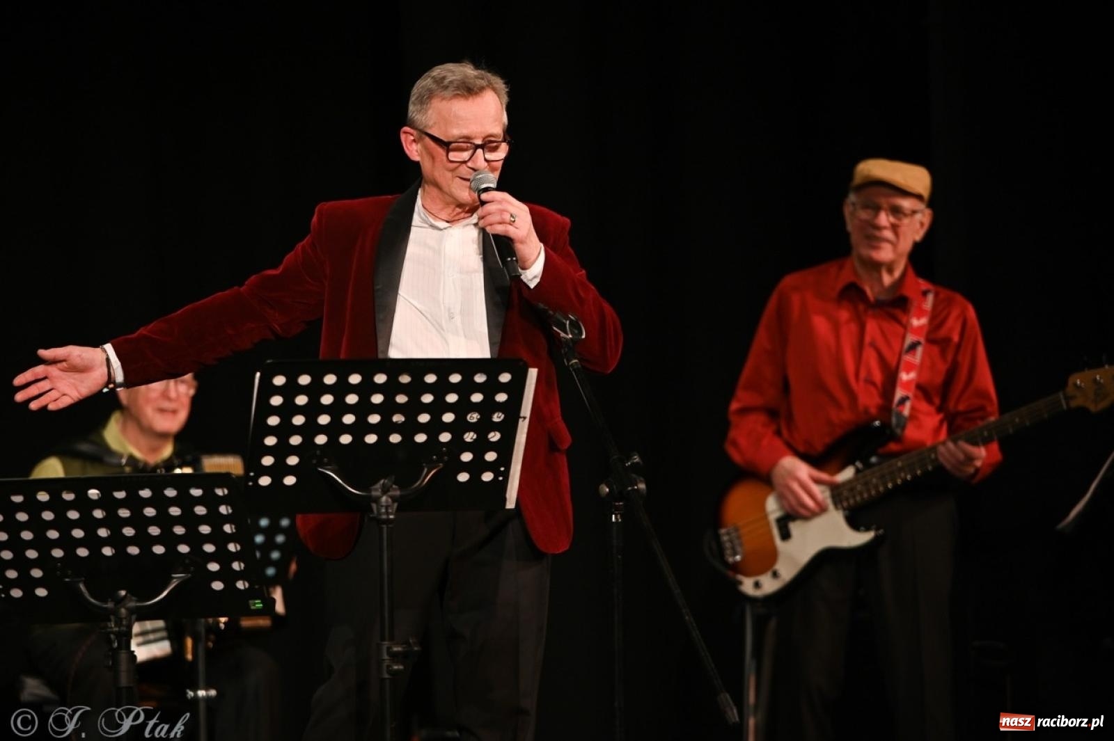 Zdjęcie w galerii na portalu naszraciborz.pl: Powróćmy jak za dawnych lat. Zespół 60 plus wypełnił Strzechę [FOTO i WIDEO] wiadomości z regionu