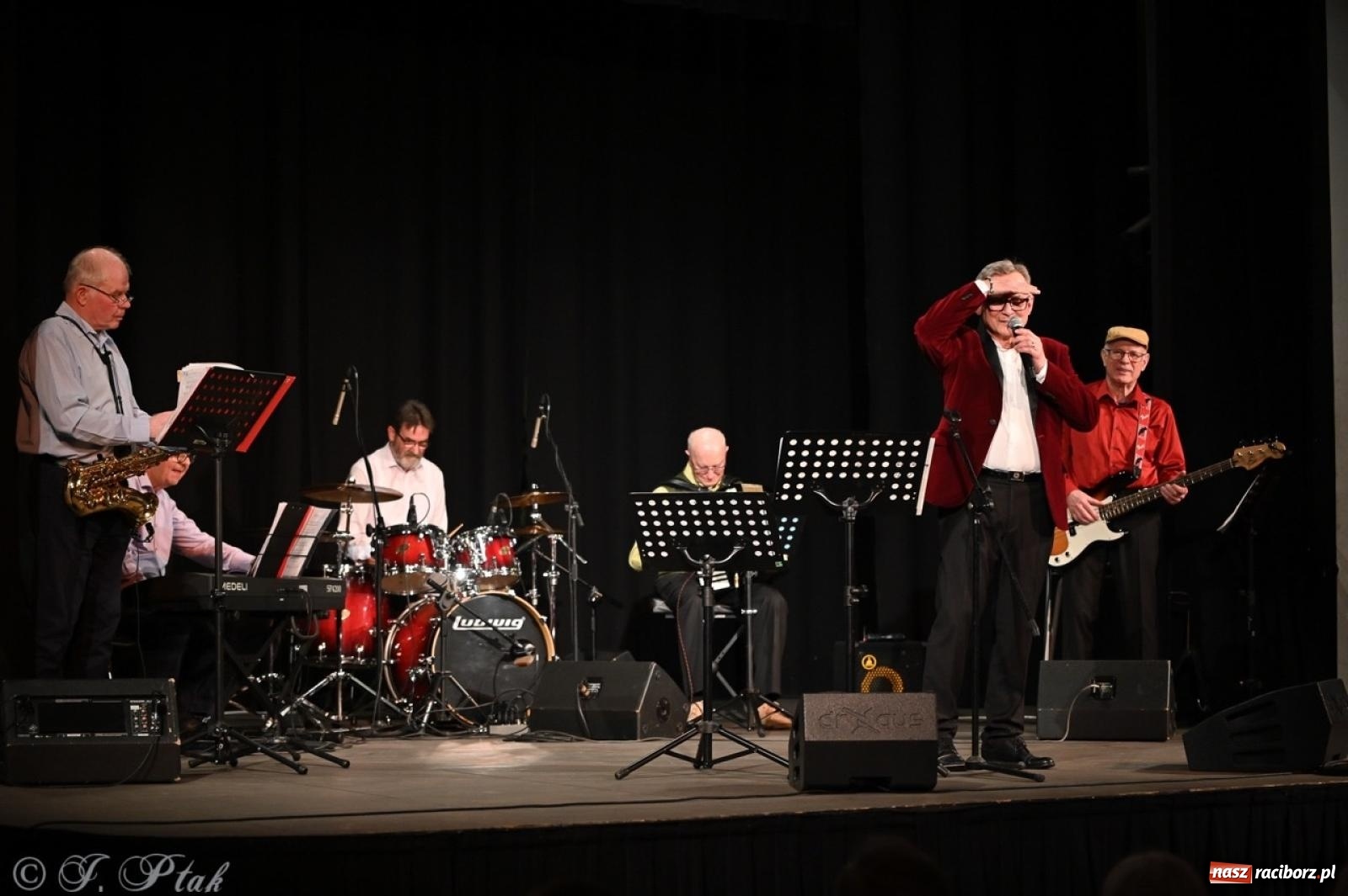 Zdjęcie w galerii na portalu naszraciborz.pl: Powróćmy jak za dawnych lat. Zespół 60 plus wypełnił Strzechę [FOTO i WIDEO] wiadomości z regionu