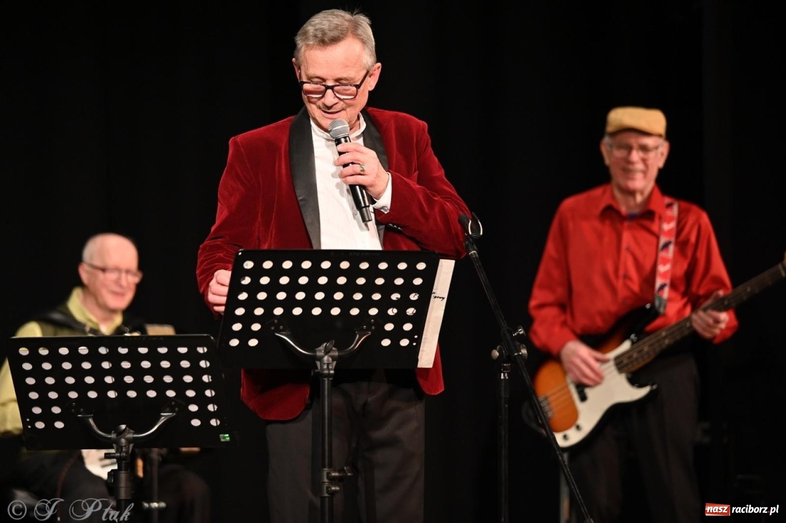 Zdjęcie w galerii na portalu naszraciborz.pl: Powróćmy jak za dawnych lat. Zespół 60 plus wypełnił Strzechę [FOTO i WIDEO] wiadomości z regionu