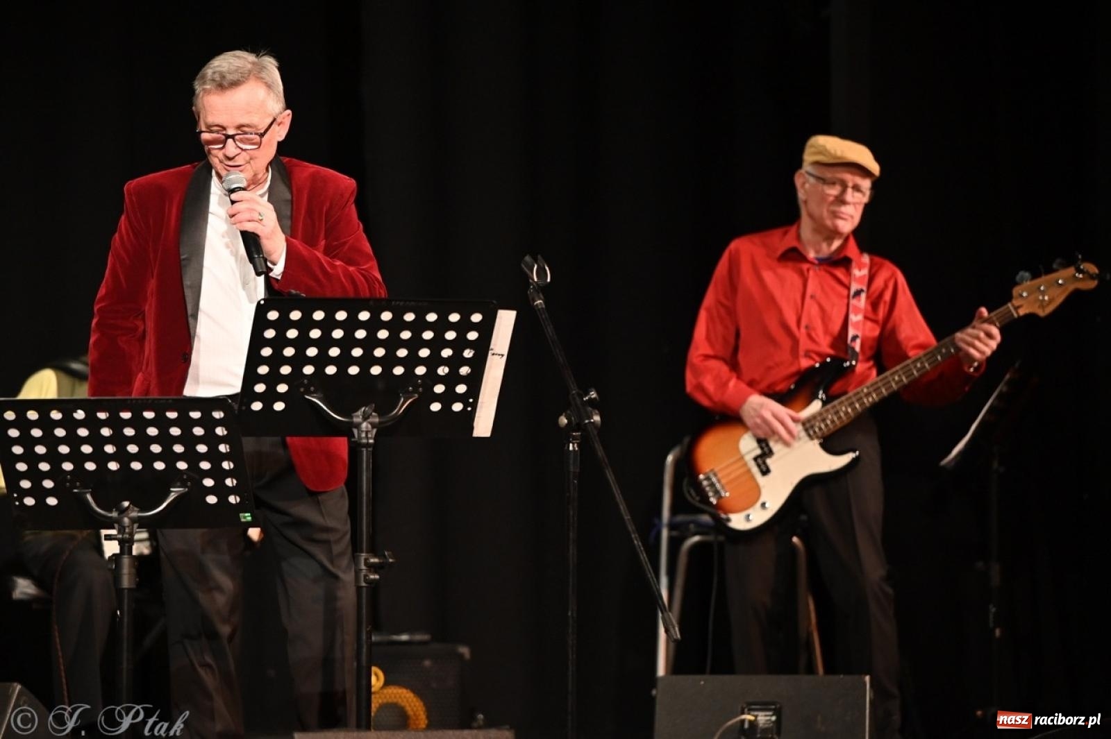 Zdjęcie w galerii na portalu naszraciborz.pl: Powróćmy jak za dawnych lat. Zespół 60 plus wypełnił Strzechę [FOTO i WIDEO] wiadomości z regionu