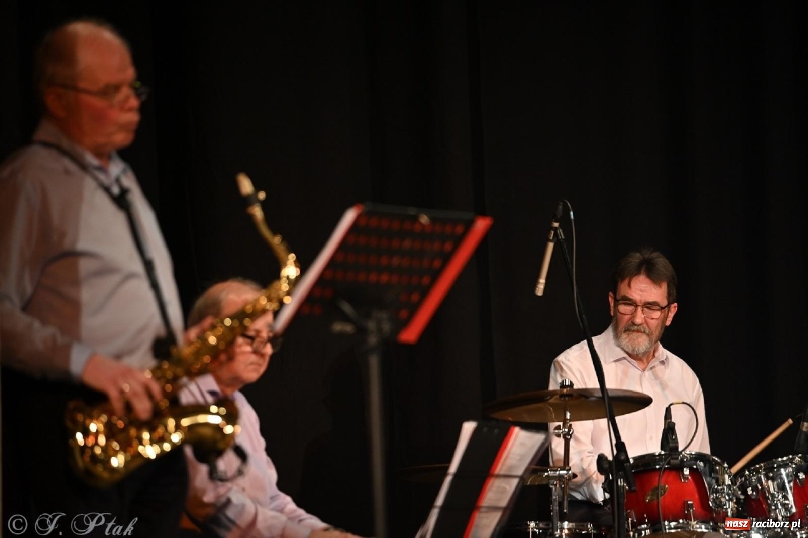 Zdjęcie w galerii na portalu naszraciborz.pl: Powróćmy jak za dawnych lat. Zespół 60 plus wypełnił Strzechę [FOTO i WIDEO] wiadomości z regionu