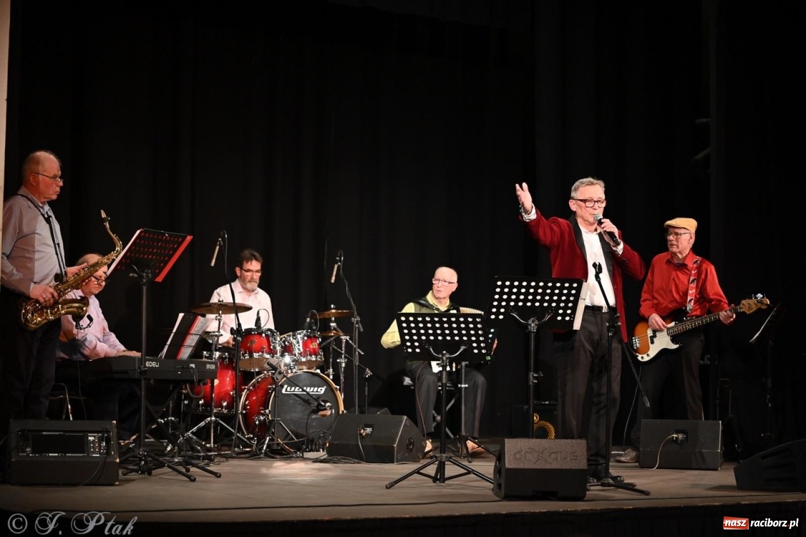 Zdjęcie w galerii na portalu naszraciborz.pl: Powróćmy jak za dawnych lat. Zespół 60 plus wypełnił Strzechę [FOTO i WIDEO] wiadomości z regionu