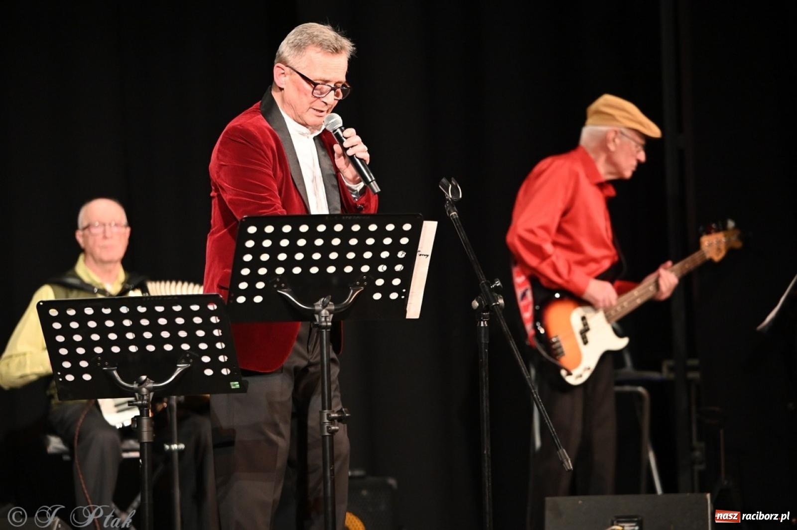 Zdjęcie w galerii na portalu naszraciborz.pl: Powróćmy jak za dawnych lat. Zespół 60 plus wypełnił Strzechę [FOTO i WIDEO] wiadomości z regionu