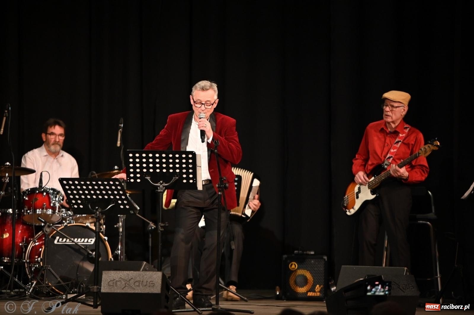 Zdjęcie w galerii na portalu naszraciborz.pl: Powróćmy jak za dawnych lat. Zespół 60 plus wypełnił Strzechę [FOTO i WIDEO] wiadomości z regionu