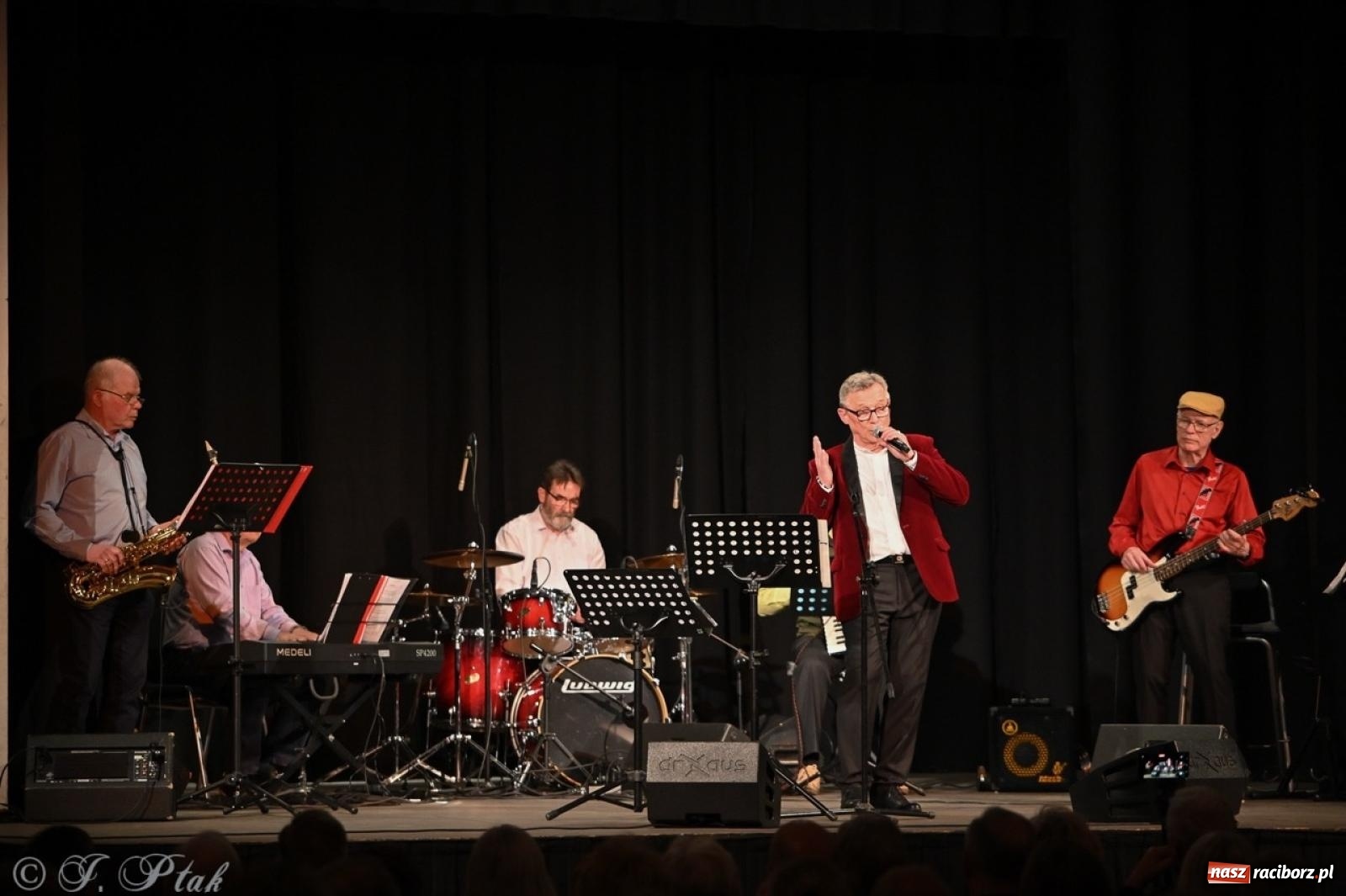 Zdjęcie w galerii na portalu naszraciborz.pl: Powróćmy jak za dawnych lat. Zespół 60 plus wypełnił Strzechę [FOTO i WIDEO] wiadomości z regionu