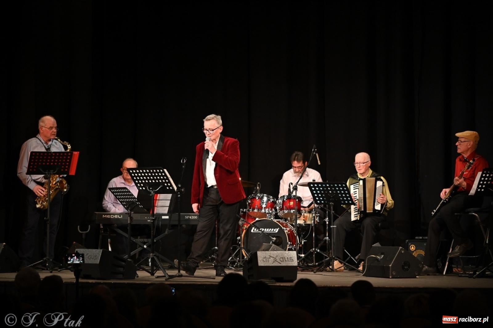 Zdjęcie w galerii na portalu naszraciborz.pl: Powróćmy jak za dawnych lat. Zespół 60 plus wypełnił Strzechę [FOTO i WIDEO] wiadomości z regionu