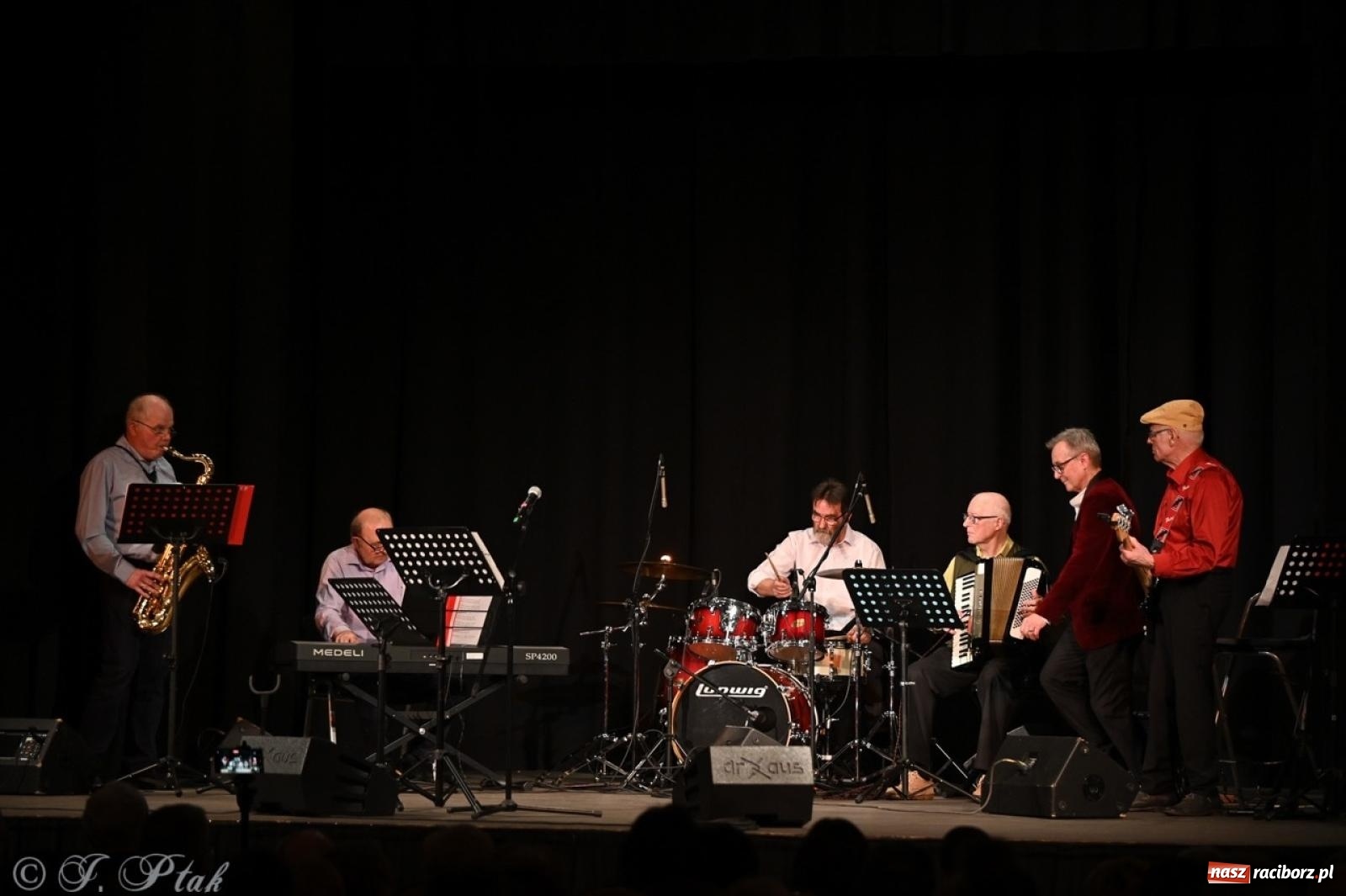 Zdjęcie w galerii na portalu naszraciborz.pl: Powróćmy jak za dawnych lat. Zespół 60 plus wypełnił Strzechę [FOTO i WIDEO] wiadomości z regionu