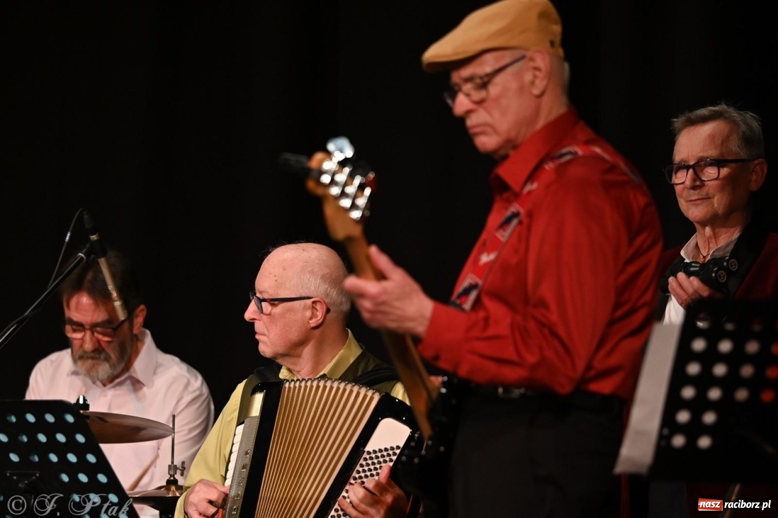 Zdjęcie w galerii na portalu naszraciborz.pl: Powróćmy jak za dawnych lat. Zespół 60 plus wypełnił Strzechę [FOTO i WIDEO] wiadomości z regionu