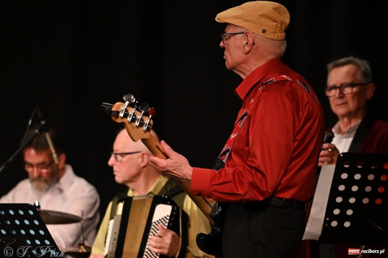 Zdjęcie w galerii na portalu naszraciborz.pl: Powróćmy jak za dawnych lat. Zespół 60 plus wypełnił Strzechę [FOTO i WIDEO] wiadomości z regionu