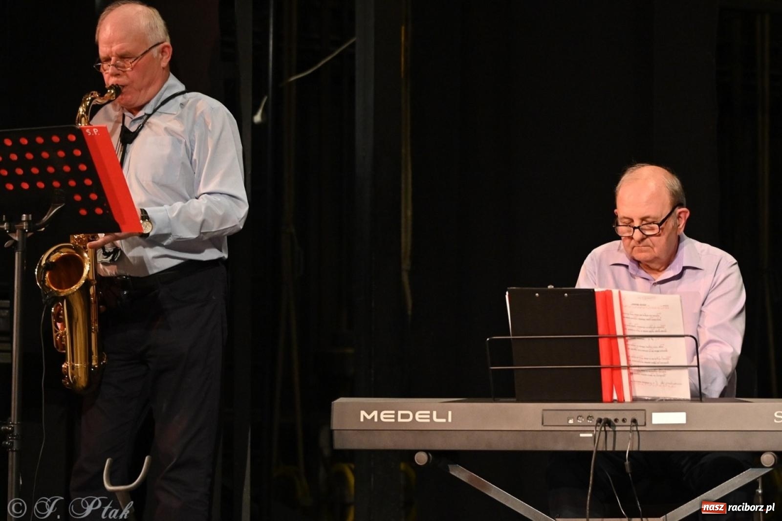 Zdjęcie w galerii na portalu naszraciborz.pl: Powróćmy jak za dawnych lat. Zespół 60 plus wypełnił Strzechę [FOTO i WIDEO] wiadomości z regionu