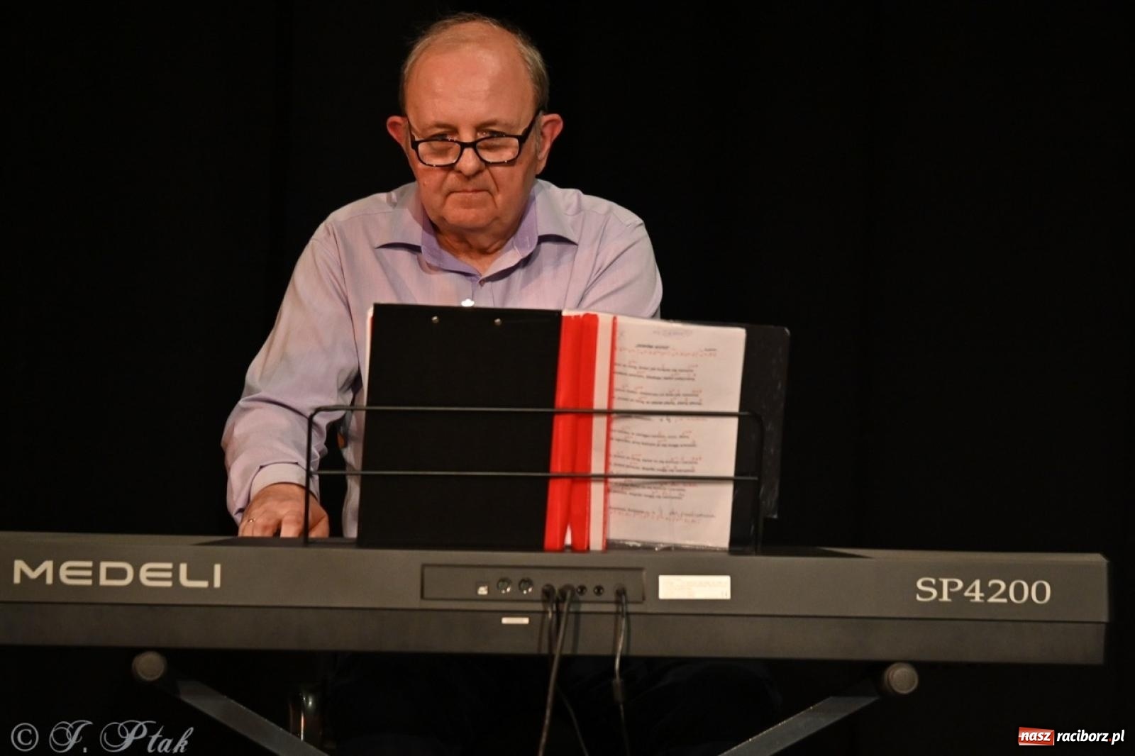 Zdjęcie w galerii na portalu naszraciborz.pl: Powróćmy jak za dawnych lat. Zespół 60 plus wypełnił Strzechę [FOTO i WIDEO] wiadomości z regionu