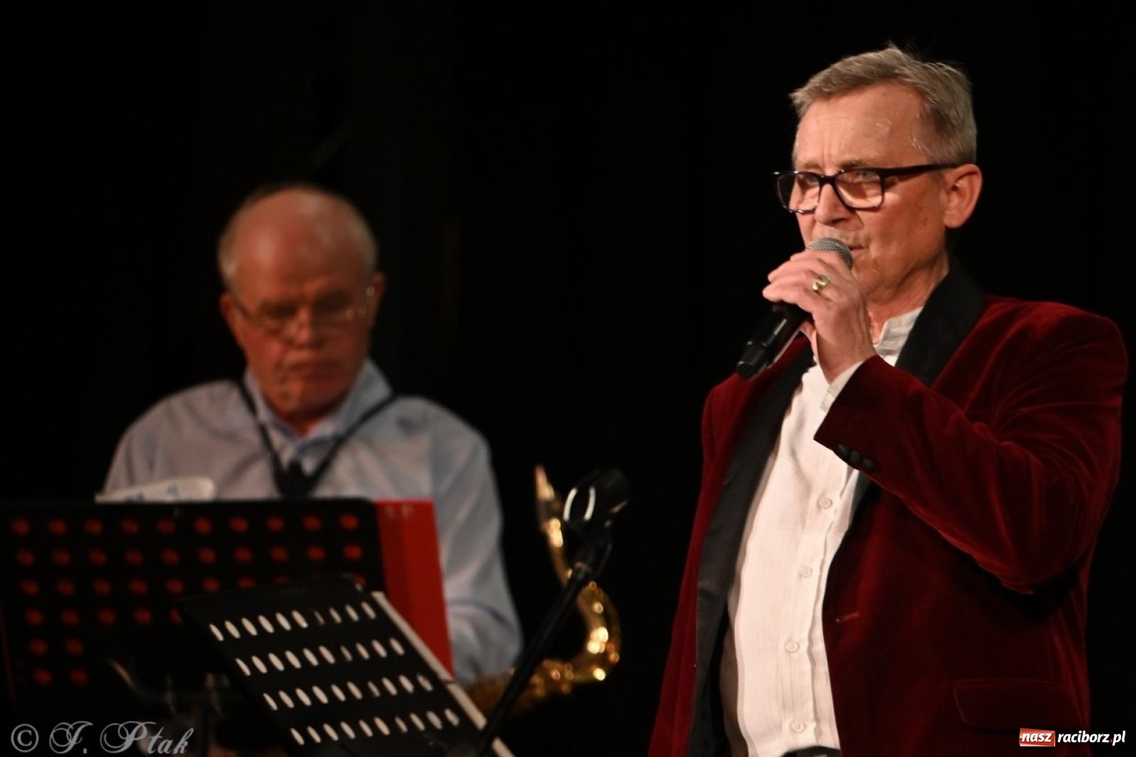 Zdjęcie w galerii na portalu naszraciborz.pl: Powróćmy jak za dawnych lat. Zespół 60 plus wypełnił Strzechę [FOTO i WIDEO] wiadomości z regionu