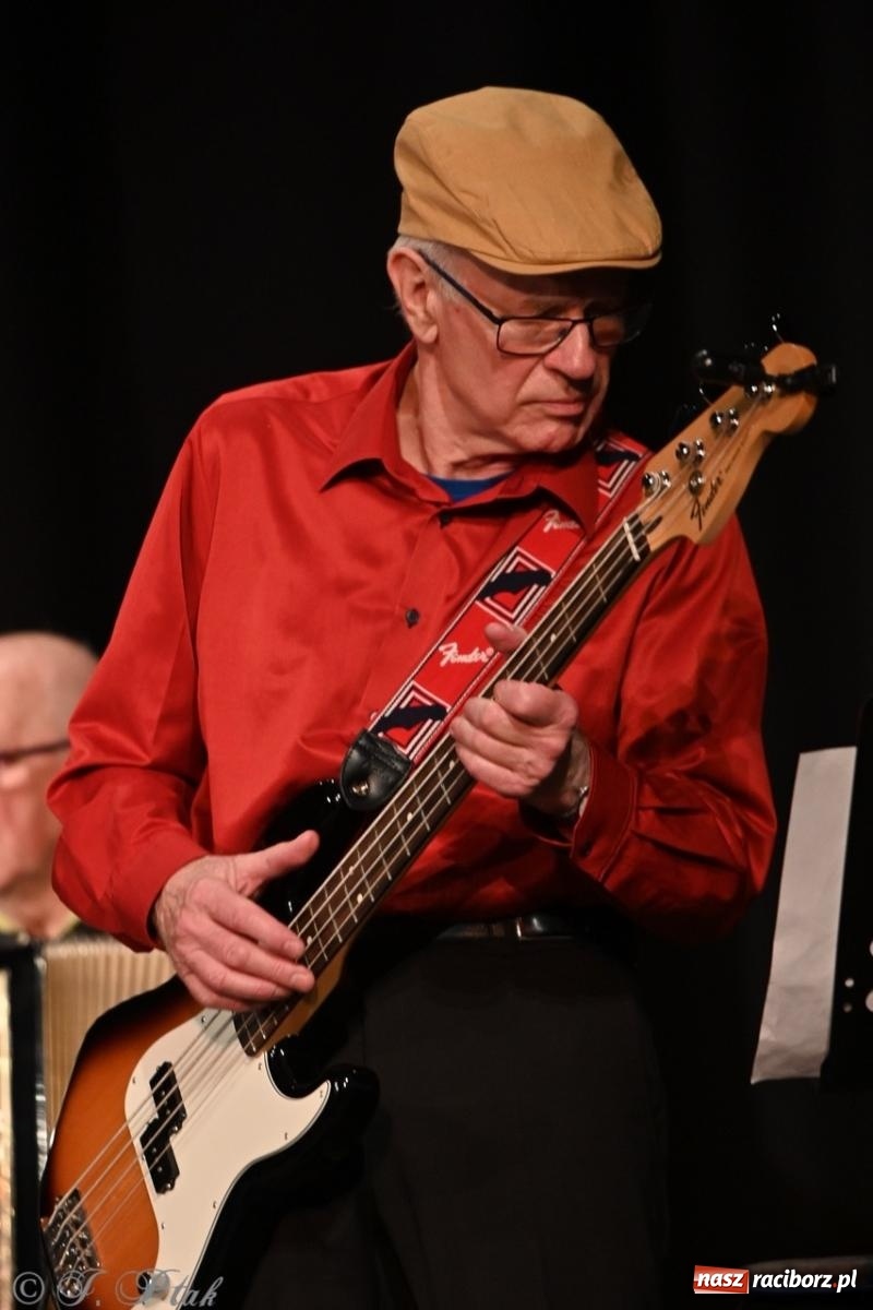 Zdjęcie w galerii na portalu naszraciborz.pl: Powróćmy jak za dawnych lat. Zespół 60 plus wypełnił Strzechę [FOTO i WIDEO] wiadomości z regionu