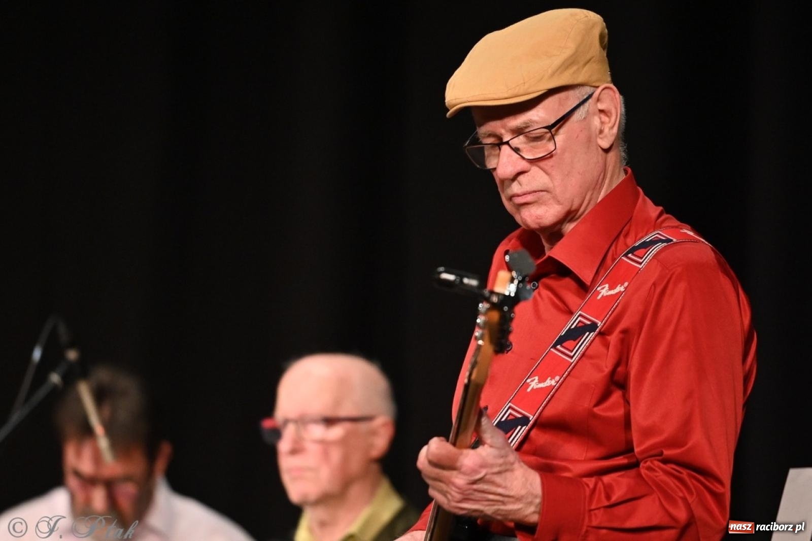 Zdjęcie w galerii na portalu naszraciborz.pl: Powróćmy jak za dawnych lat. Zespół 60 plus wypełnił Strzechę [FOTO i WIDEO] wiadomości z regionu