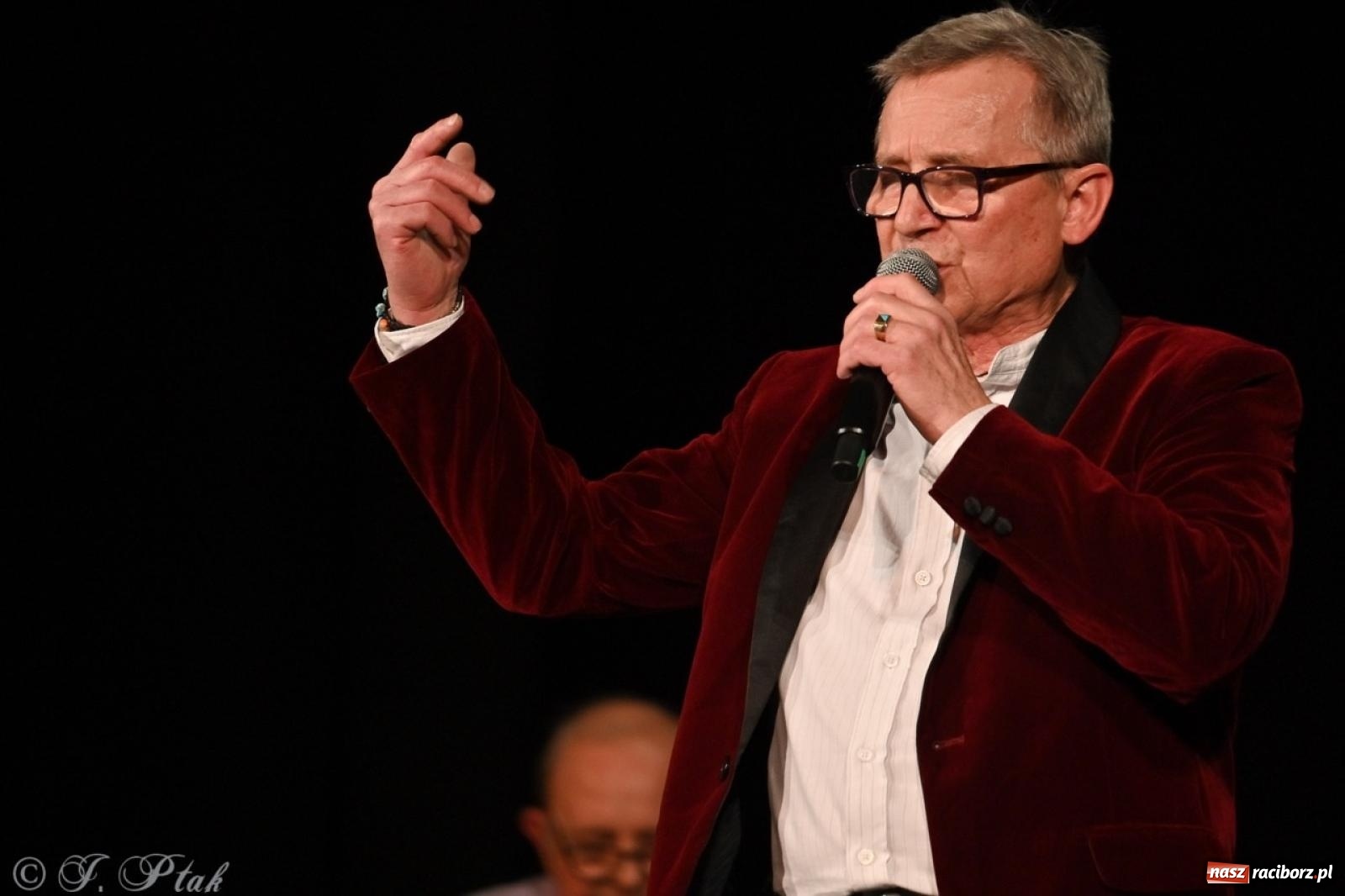 Zdjęcie w galerii na portalu naszraciborz.pl: Powróćmy jak za dawnych lat. Zespół 60 plus wypełnił Strzechę [FOTO i WIDEO] wiadomości z regionu