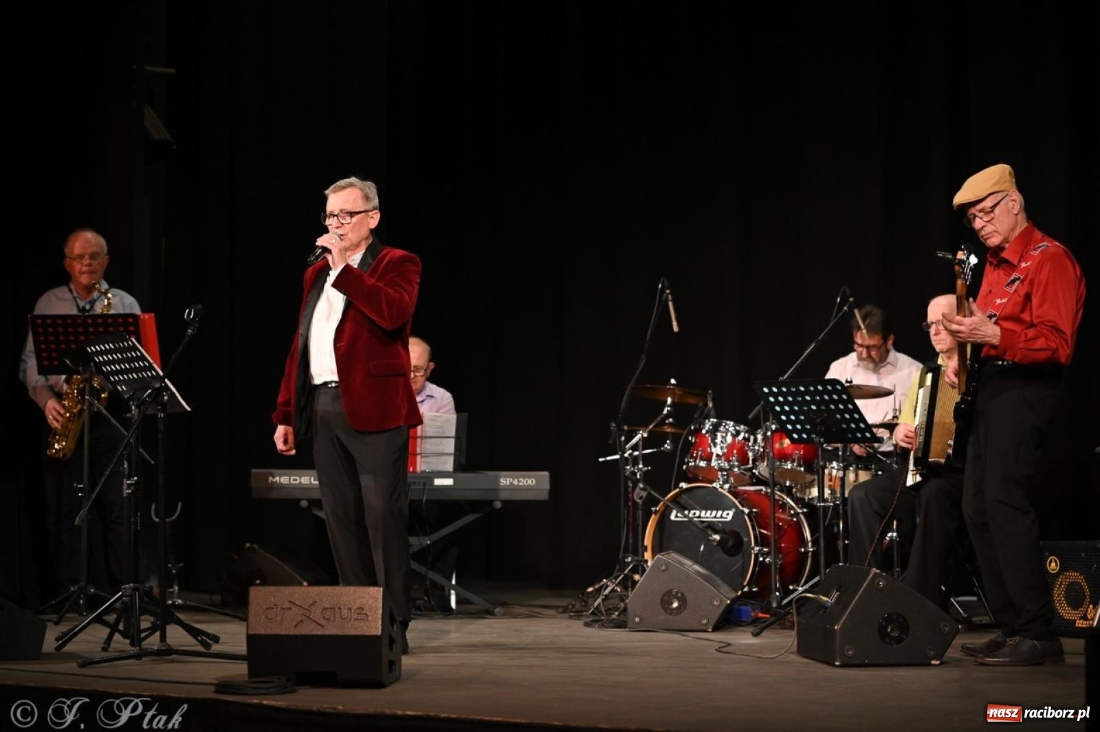 Zdjęcie w galerii na portalu naszraciborz.pl: Powróćmy jak za dawnych lat. Zespół 60 plus wypełnił Strzechę [FOTO i WIDEO] wiadomości z regionu