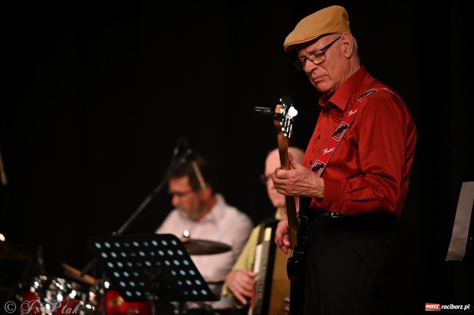 Zdjęcie w galerii na portalu naszraciborz.pl: Powróćmy jak za dawnych lat. Zespół 60 plus wypełnił Strzechę [FOTO i WIDEO] wiadomości z regionu