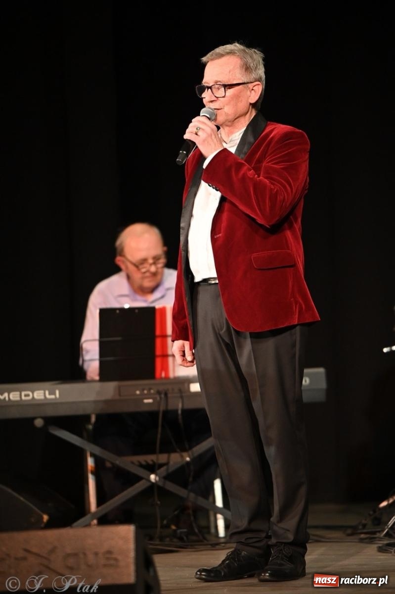 Zdjęcie w galerii na portalu naszraciborz.pl: Powróćmy jak za dawnych lat. Zespół 60 plus wypełnił Strzechę [FOTO i WIDEO] wiadomości z regionu