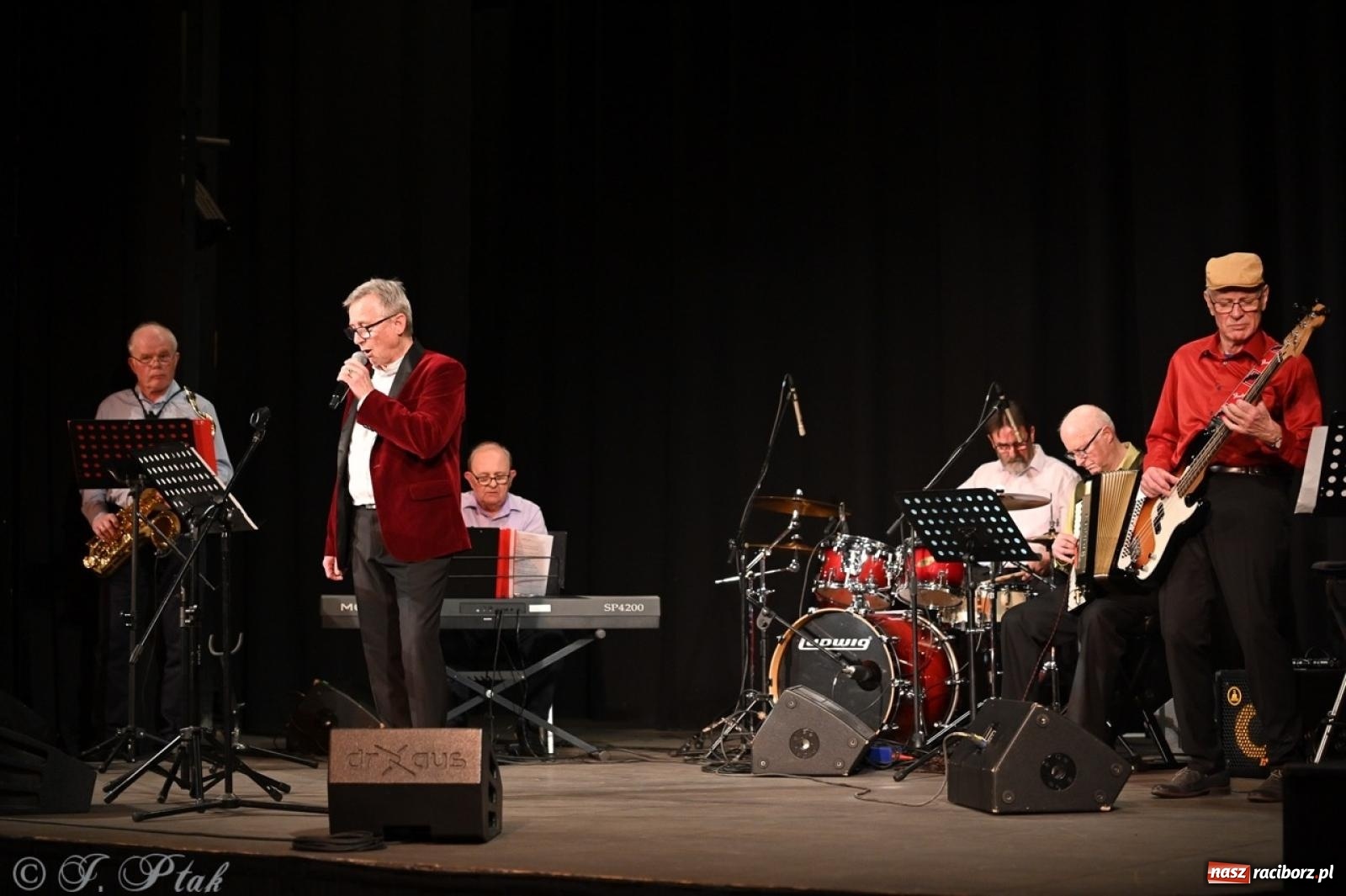 Zdjęcie w galerii na portalu naszraciborz.pl: Powróćmy jak za dawnych lat. Zespół 60 plus wypełnił Strzechę [FOTO i WIDEO] wiadomości z regionu