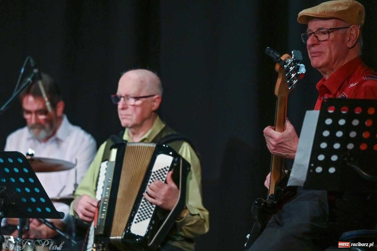 Zdjęcie w galerii na portalu naszraciborz.pl: Powróćmy jak za dawnych lat. Zespół 60 plus wypełnił Strzechę [FOTO i WIDEO] wiadomości z regionu
